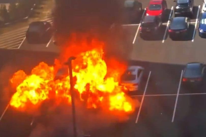 Auf einem Parkplatz in einem Vorort von Washington, D.C., geht plötzlich in Flammen auf.