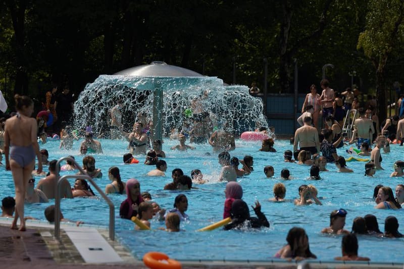 urn:newsml:dpa.com:20090101:250630-935-683765 Gut besucht ist das Sommerbad Kreuzberg bei hochsommerlichen Temperaturen. Bei der Hitze am Mittwoch verkauften einige Freibäder wegen maximaler Auslastung keine Tickets mehr. (zu dpa: «Tatort Berliner Freibad: knapp 20 Straftaten bislang»)