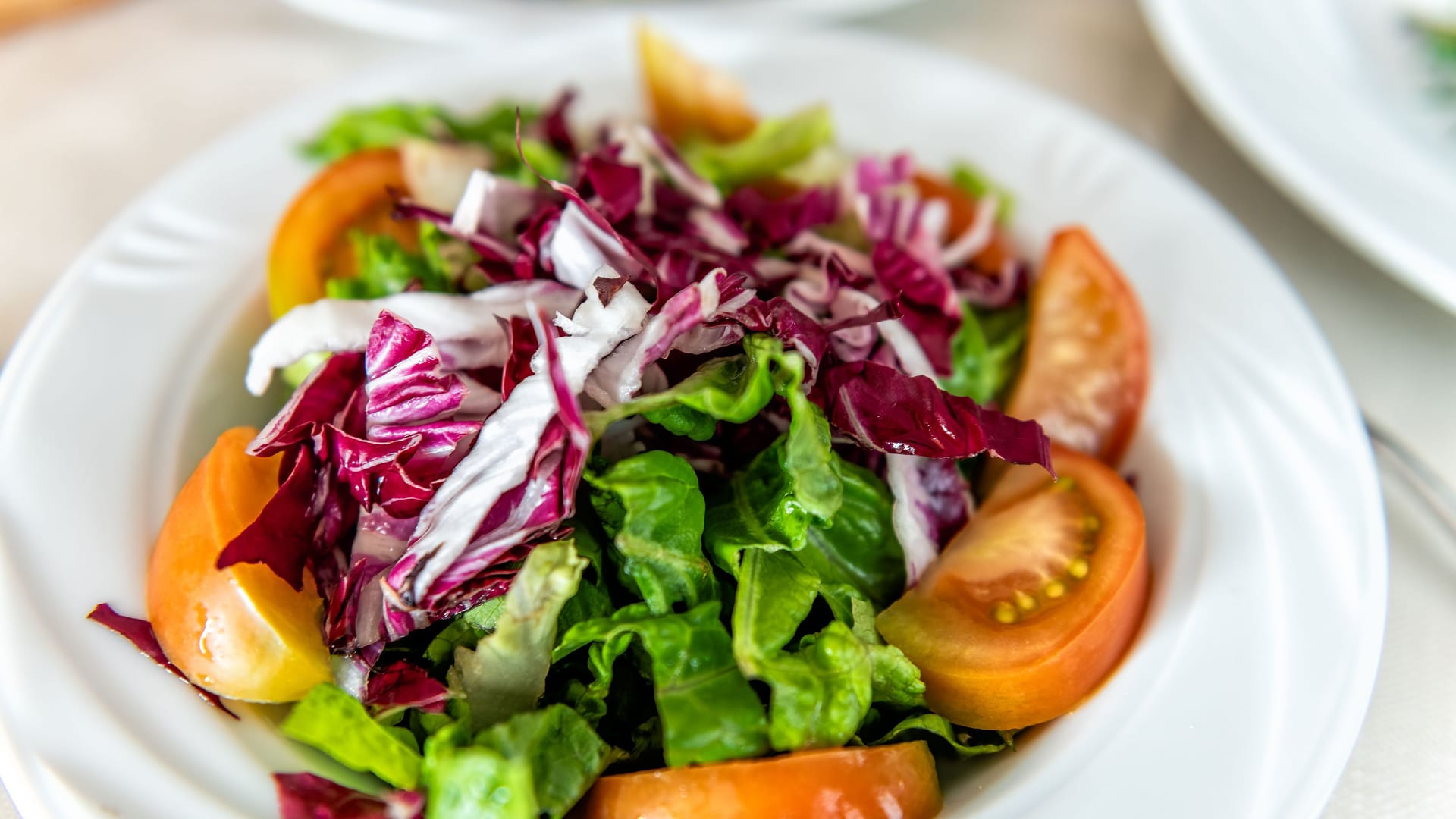 Ein Salat mit Tomaten und Radicchio: Seine kräftige Farbe verfeinert Gerichte auch optisch.