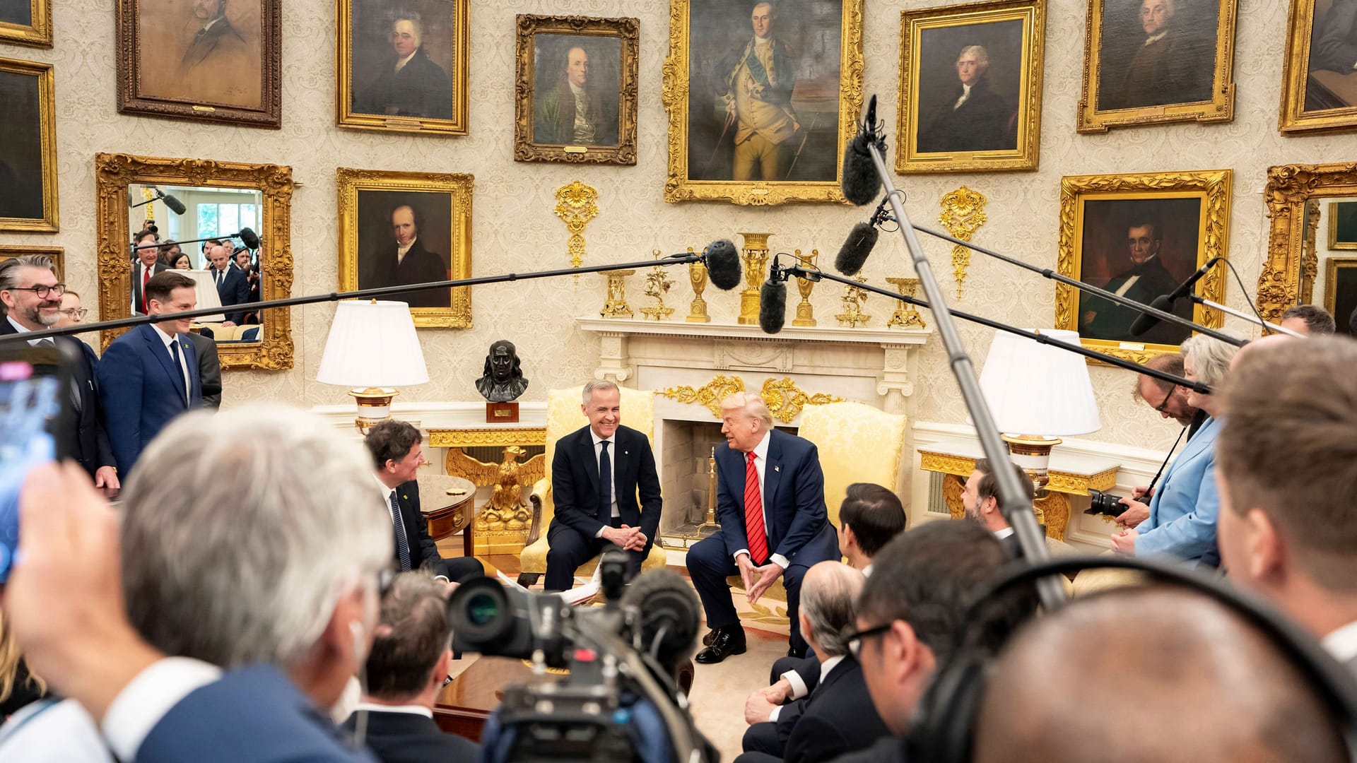 Trump empfängt Staatsgäste im neu dekorierten Oval Office.