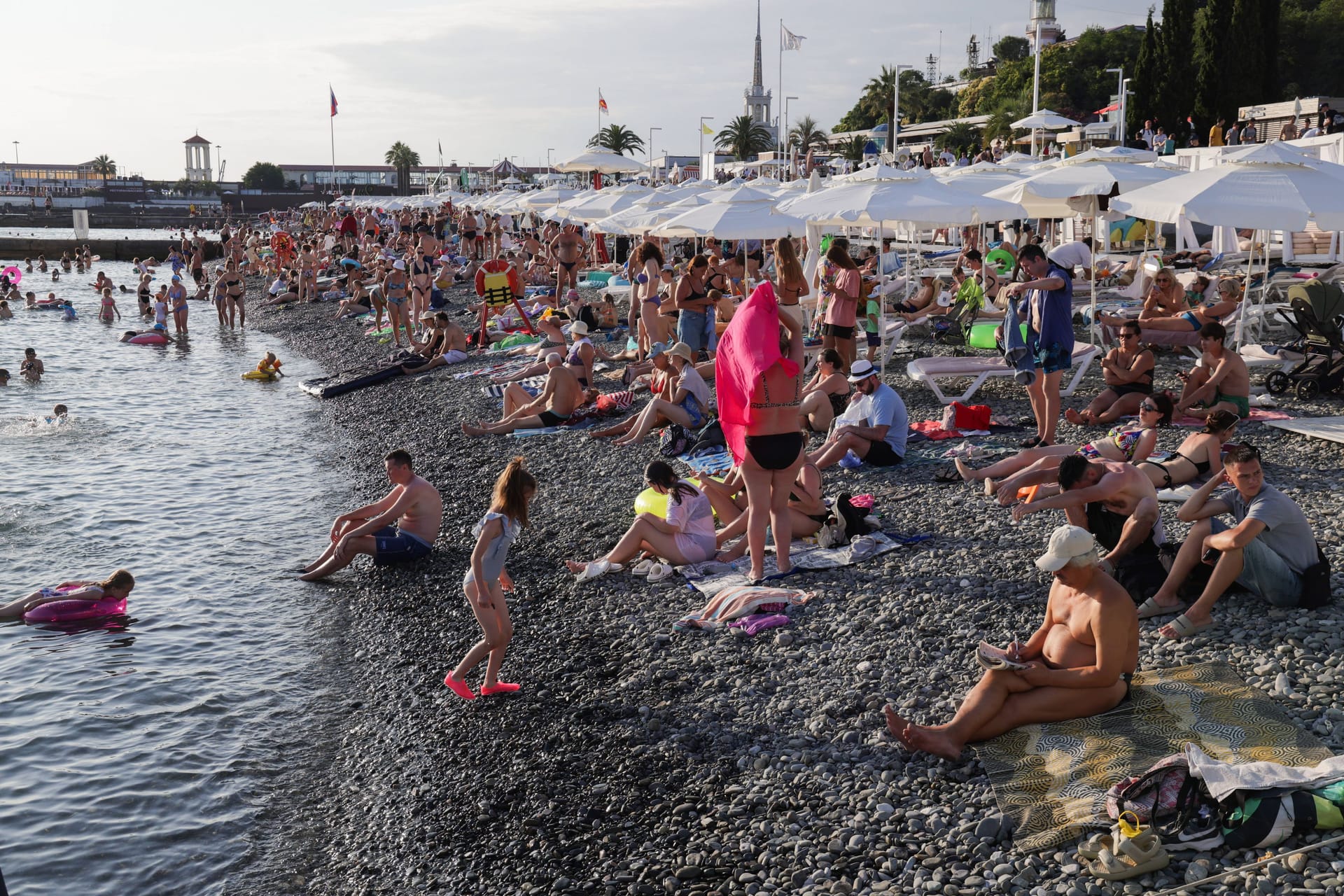 Strandgäste in Sotschi (Bulgarien): Das Schwarze Meer ist ein Binnenmeer und erlebt einen Anstieg der Vibrionenkonzentration im Wasser.