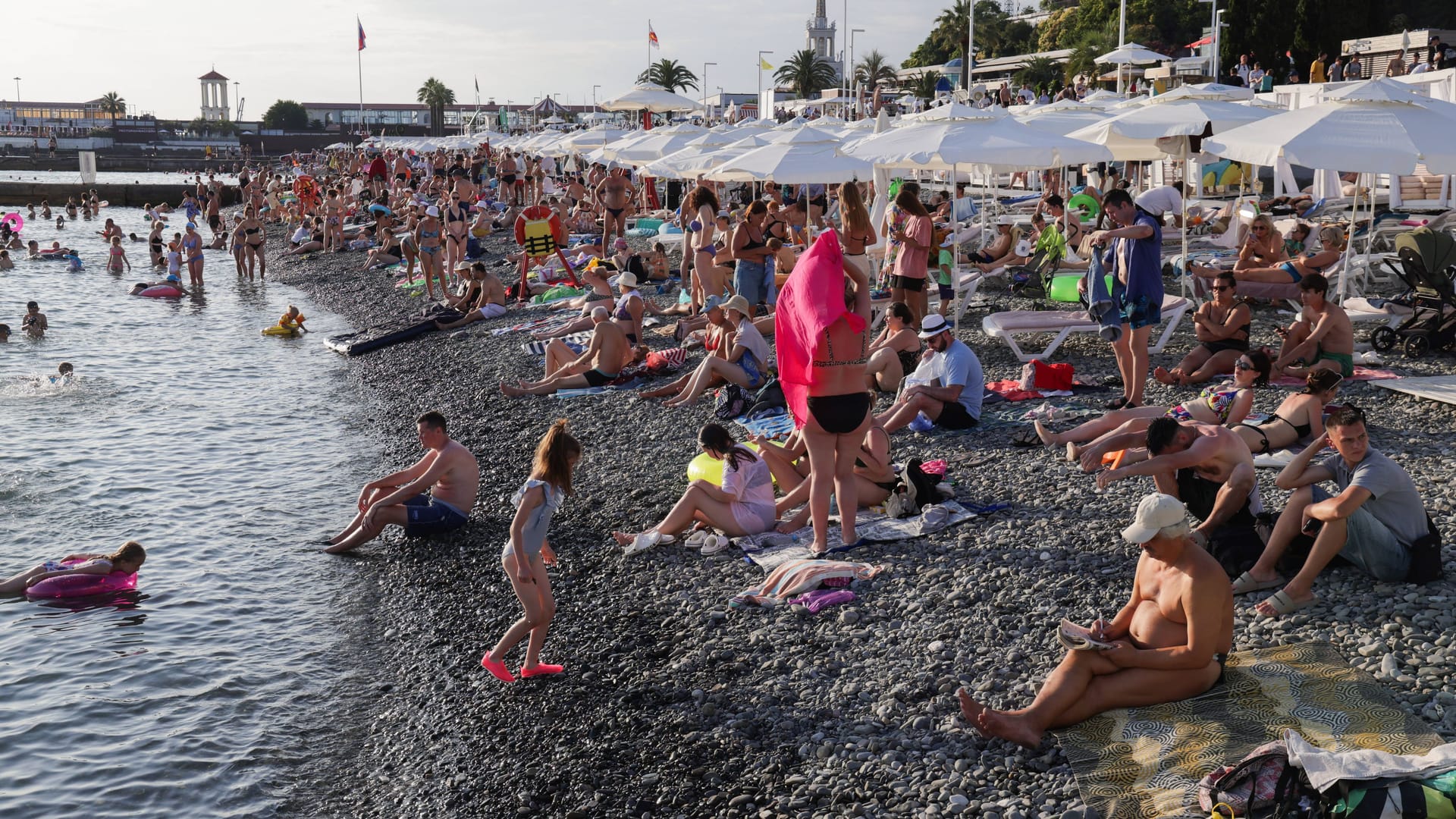 Strandgäste in Sotschi (Bulgarien): Das Schwarze Meer ist ein Binnenmeer und erlebt einen Anstieg der Vibrionenkonzentration im Wasser. Strandgäste in Sotschi (Bulgarien): Das Schwarze Meer ist ein Binnenmeer und erlebt einen Anstieg der Vibrionenkonzentration im Wasser.