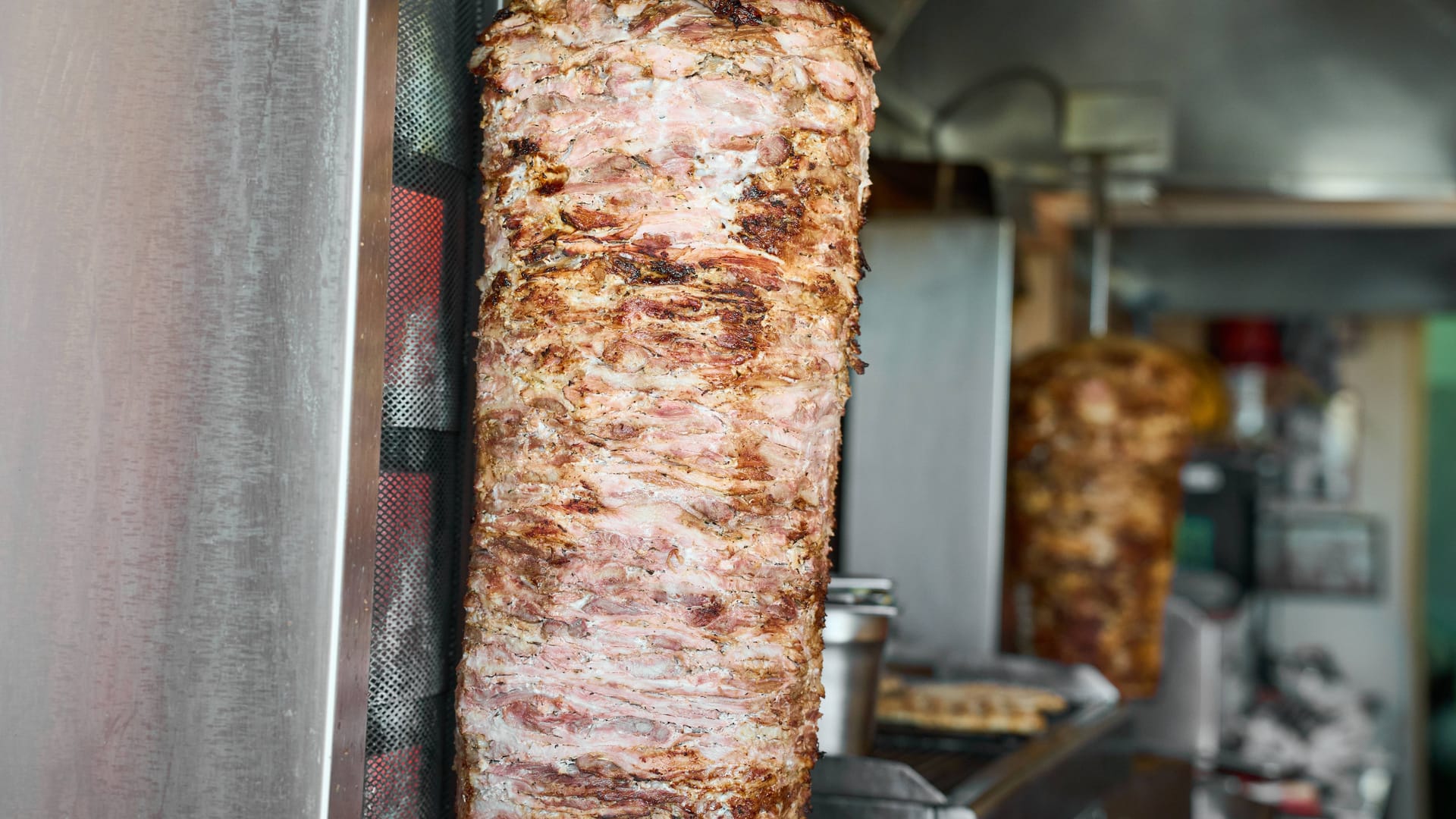 Ein Dönerspieß am Grill. So frisch waren die Spieße, die eine Frau in Niedersachsen fand, wohl nicht mehr.