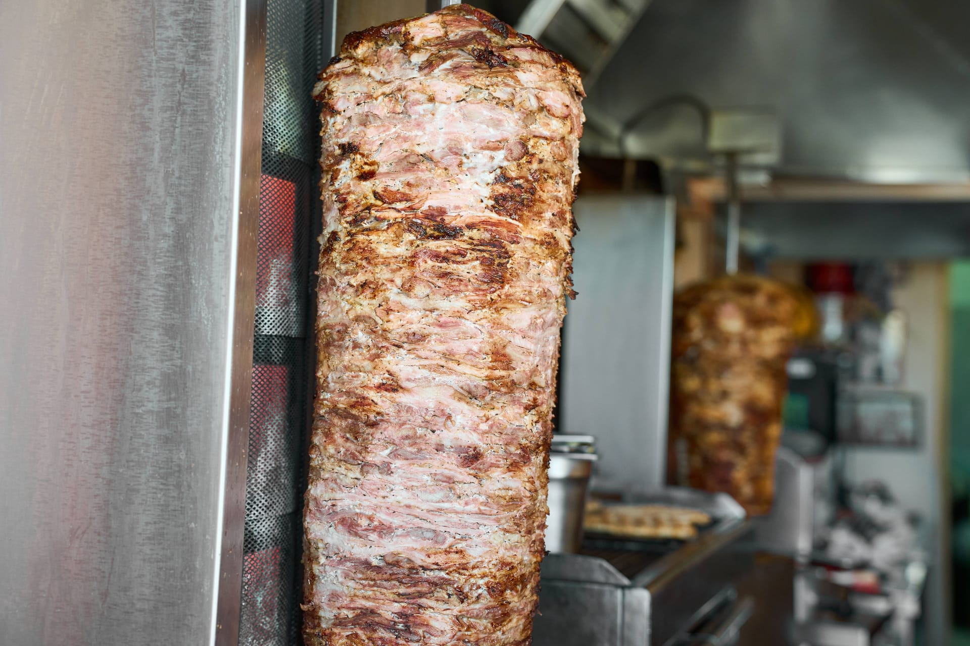 Ein Dönerspieß am Grill. So frisch waren die Spieße, die eine Frau in Niedersachsen fand, wohl nicht mehr.