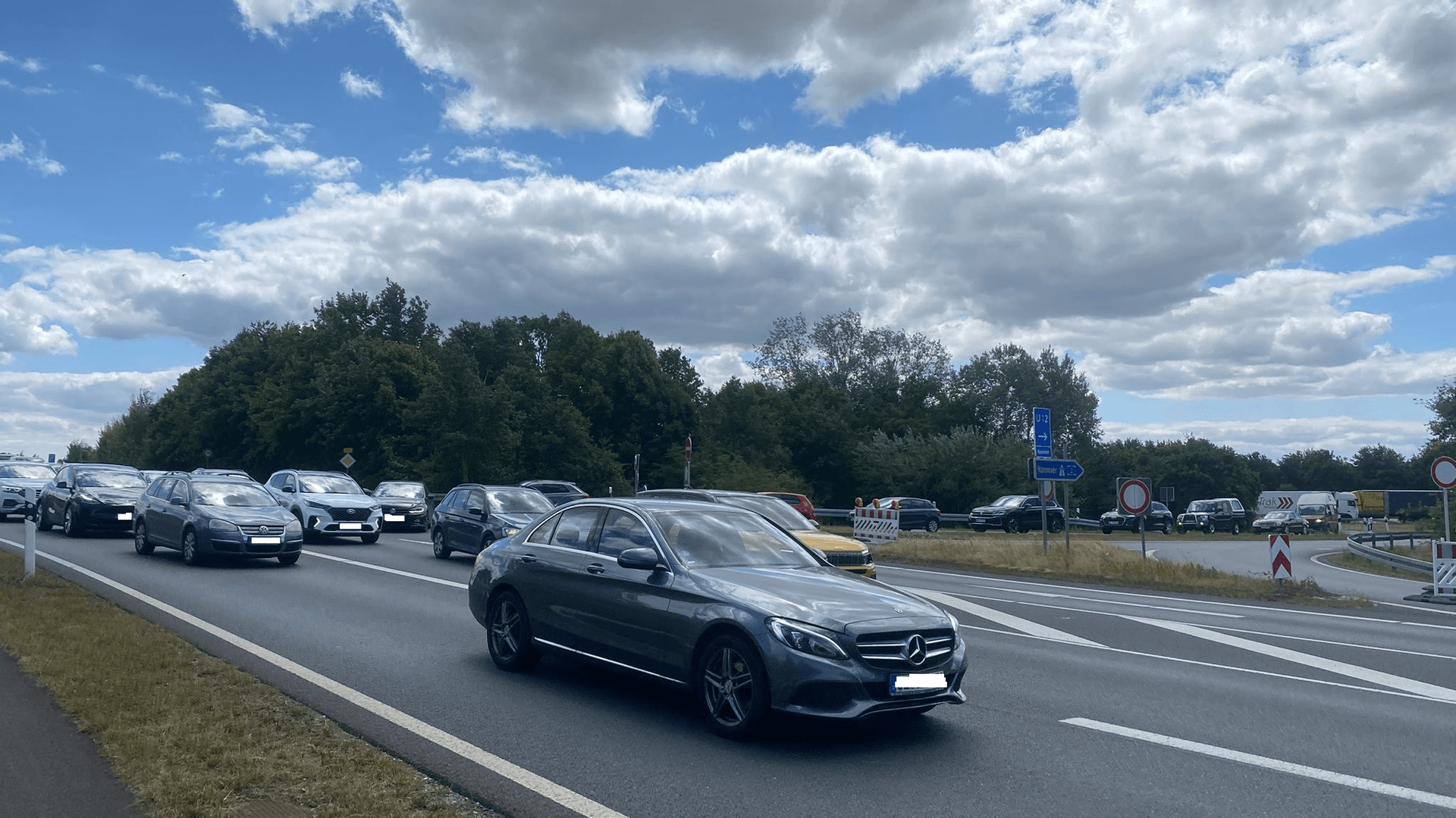 Die A2 in Richtung Hannover ist dicht: Auch auf der B214 staut es sich.