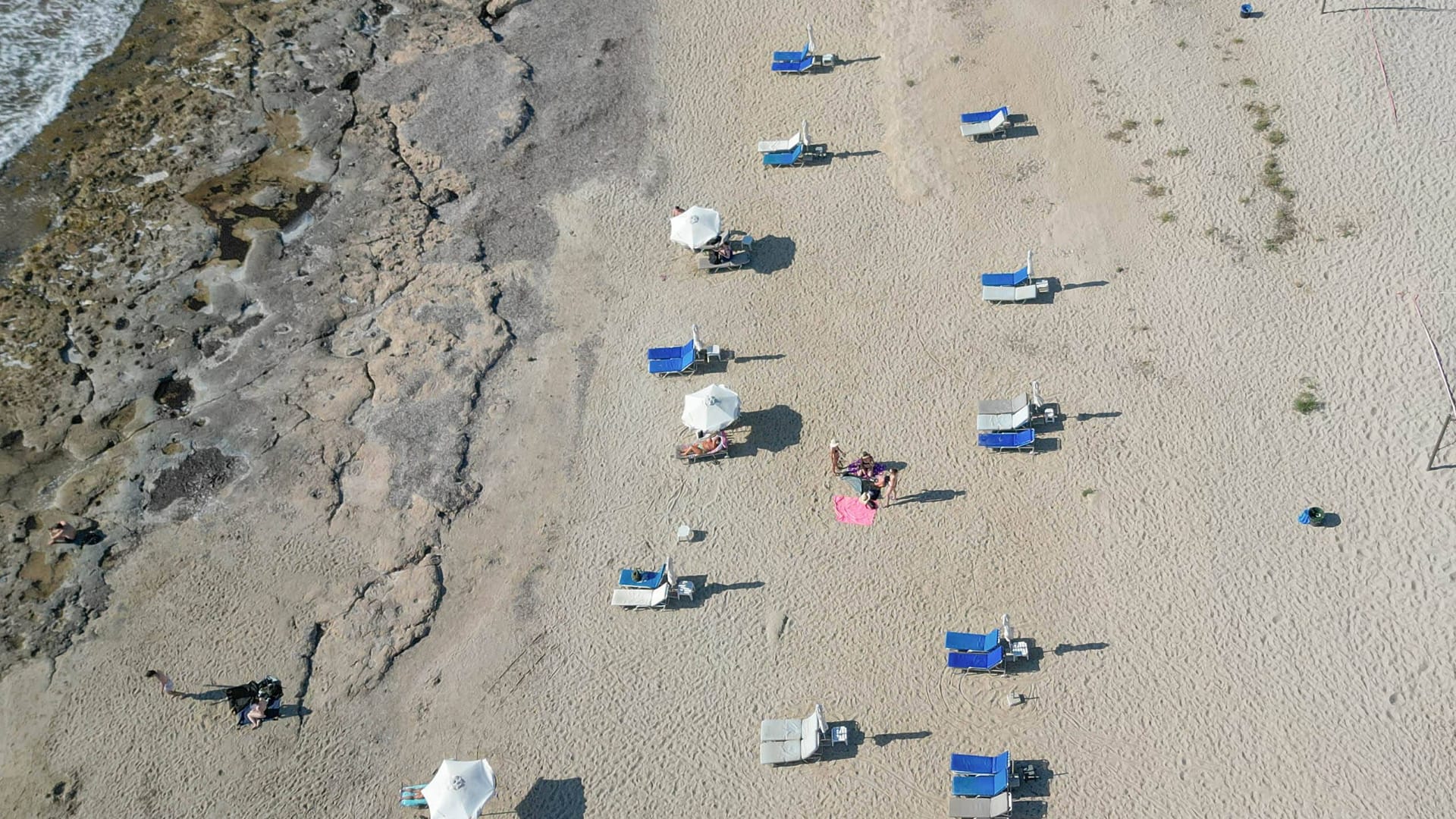 Sonnenliegen an leerem Strand in Paphos: Die extreme Mittelmeerhitze bedroht Europa.