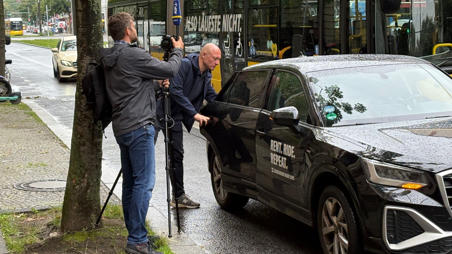 Ein "Auf1"-Reporter bedrängt Hotz: Der Satiriker fuhr in einem Mietfahrzeug davon.