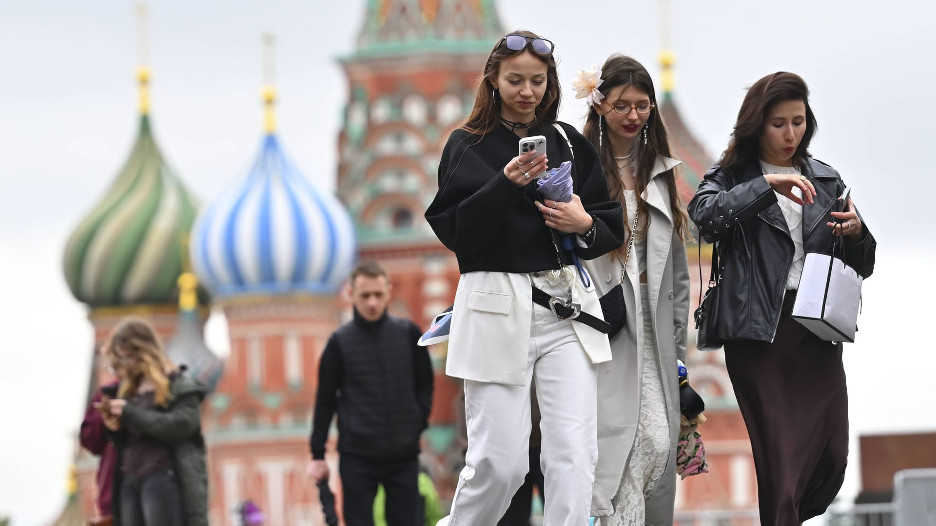 Jugendliche mit Handys auf dem Roten Platz in Moskau: Ausländer könnten in Russland bald den Zugang zum mobilen Internet verlieren.