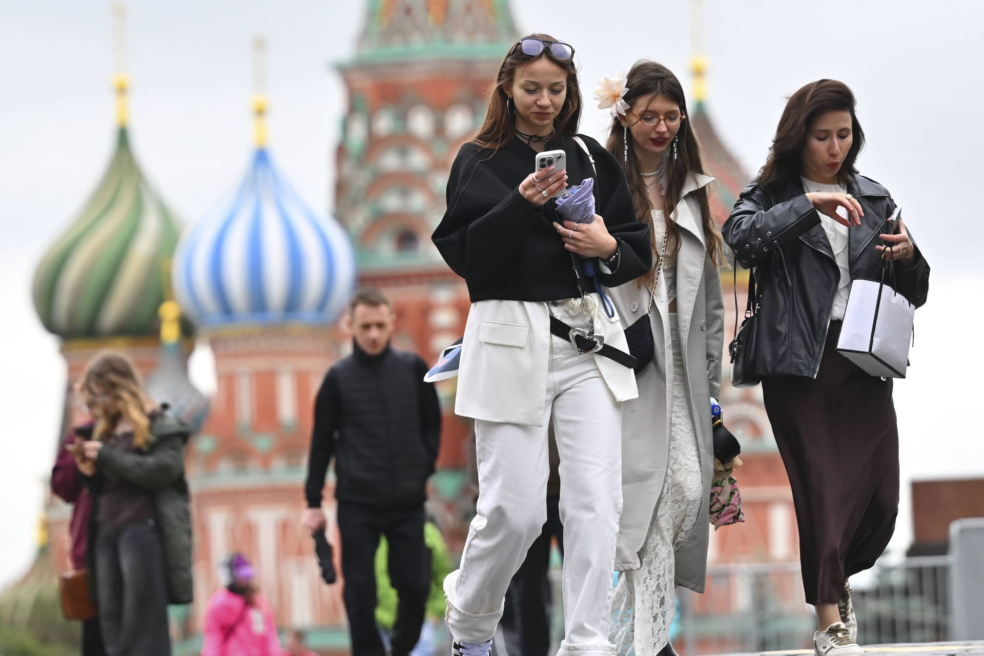 Jugendliche mit Handys auf dem Roten Platz in Moskau: Ausländer könnten in Russland bald den Zugang zum mobilen Internet verlieren.