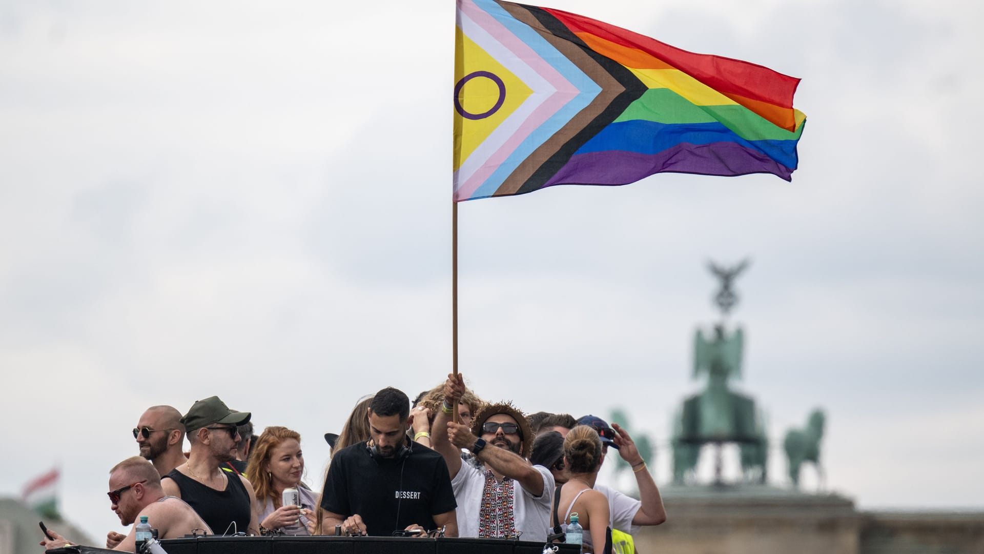 Menschen stehen mit einer Pride-Flagge auf einem Truck (Archivbild): Dieses Jahr