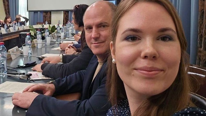 Alina Lipp mit John Mark Dougan: Der US-Amerikaner und die Deutsche in Russland sind wichtige Akteure russischer Desinformation.