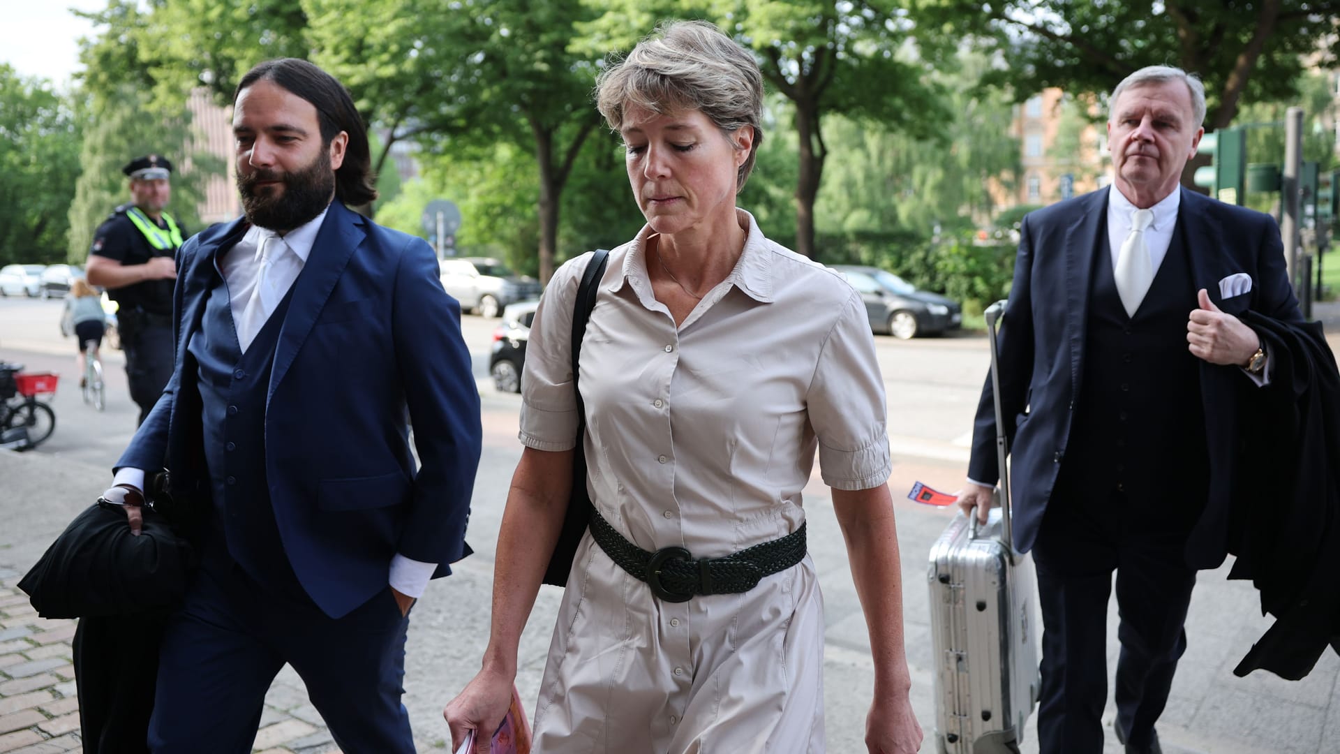 Christina Block kommt mit ihren Verteidigern Ingo Bott (l.) und Otmar Kury (r.) im Landgericht an: Am Dienstag steht der zweite Prozesstag in Hamburg an.