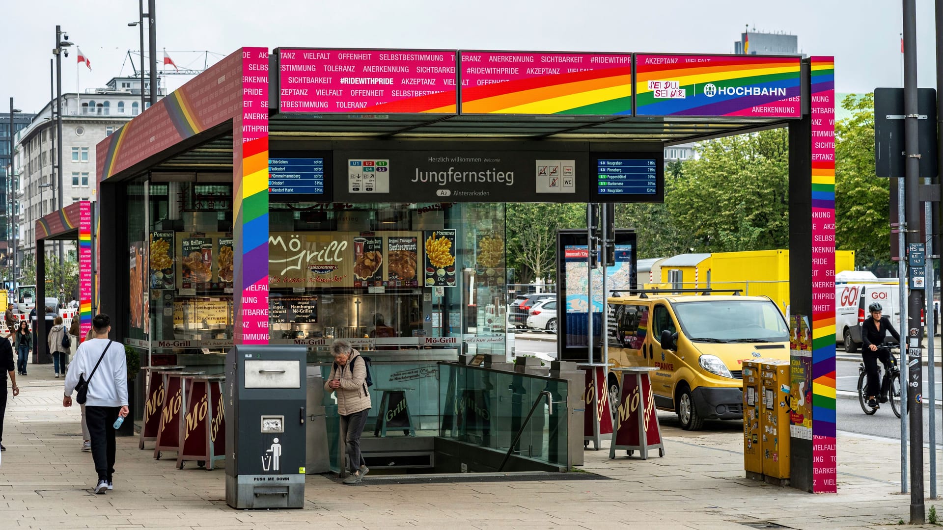 Der Haltestellenhauptzugang des Jungfernstiegs in Pride-Farben 2025