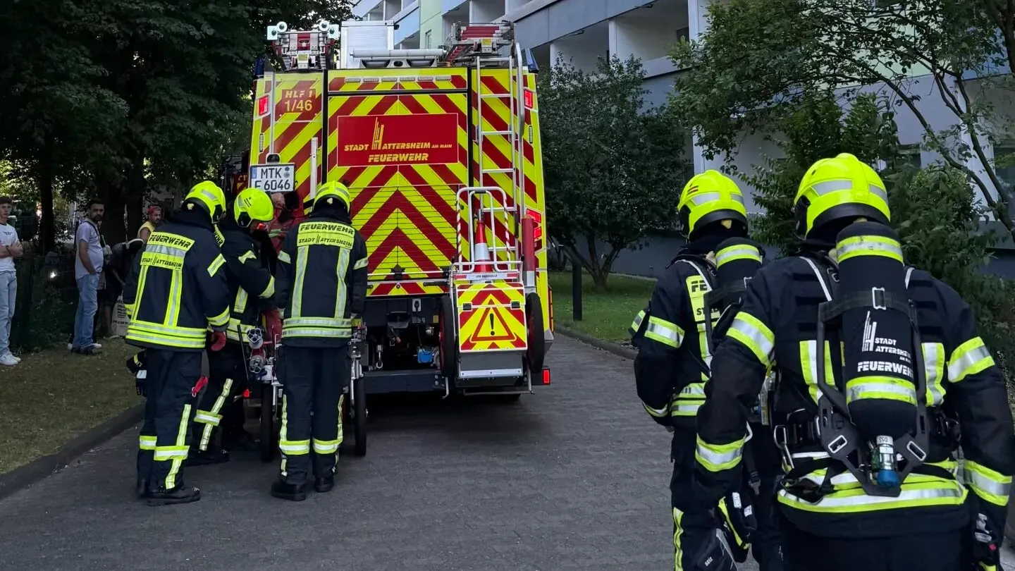 Einsatzkräfte der Feuerwehr vor Ort an dem betroffenen Hochhaus: Die Brandursache ist noch unklar.