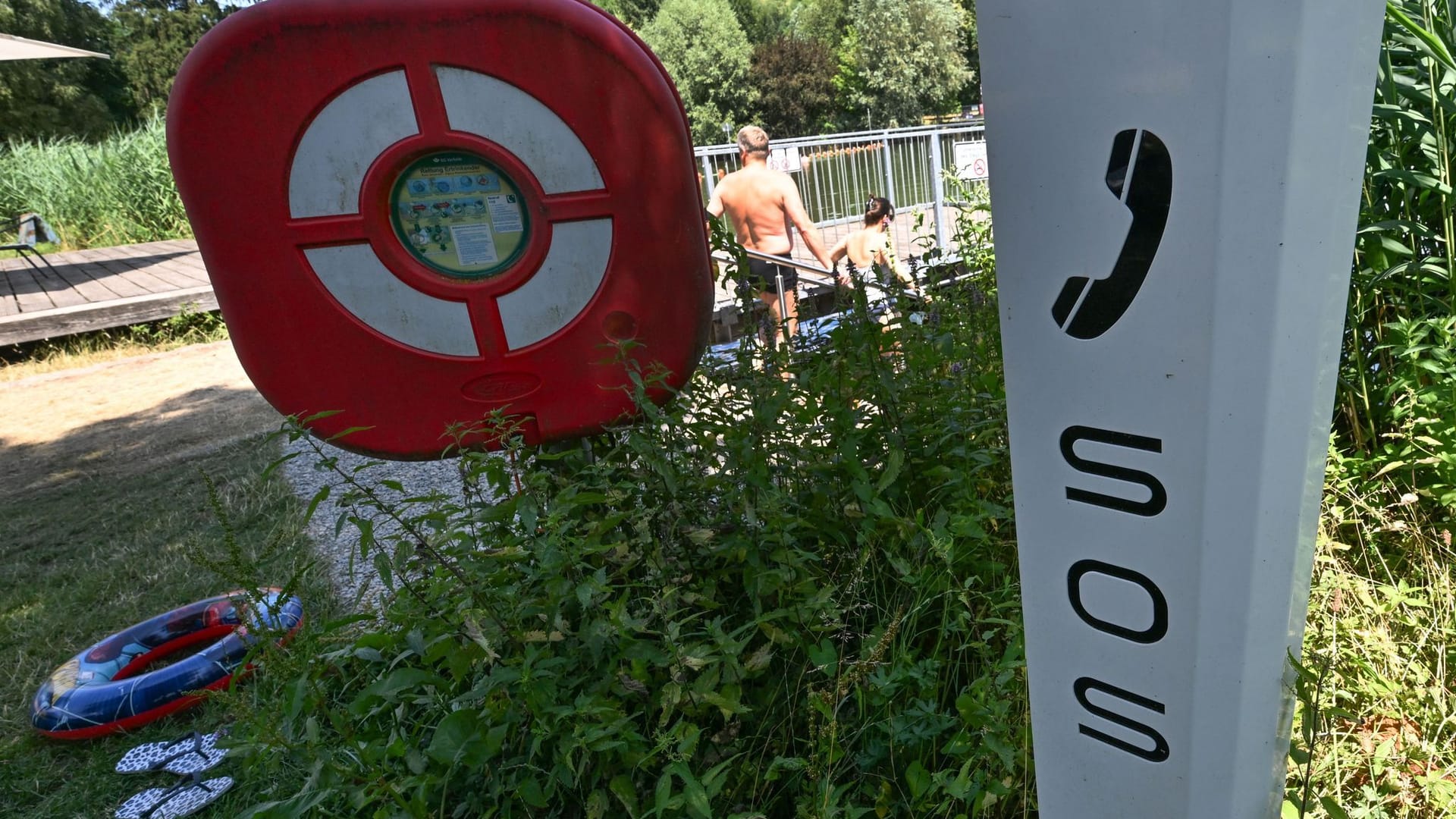 Rettungsring an Badesee Rettungsring an Badesee