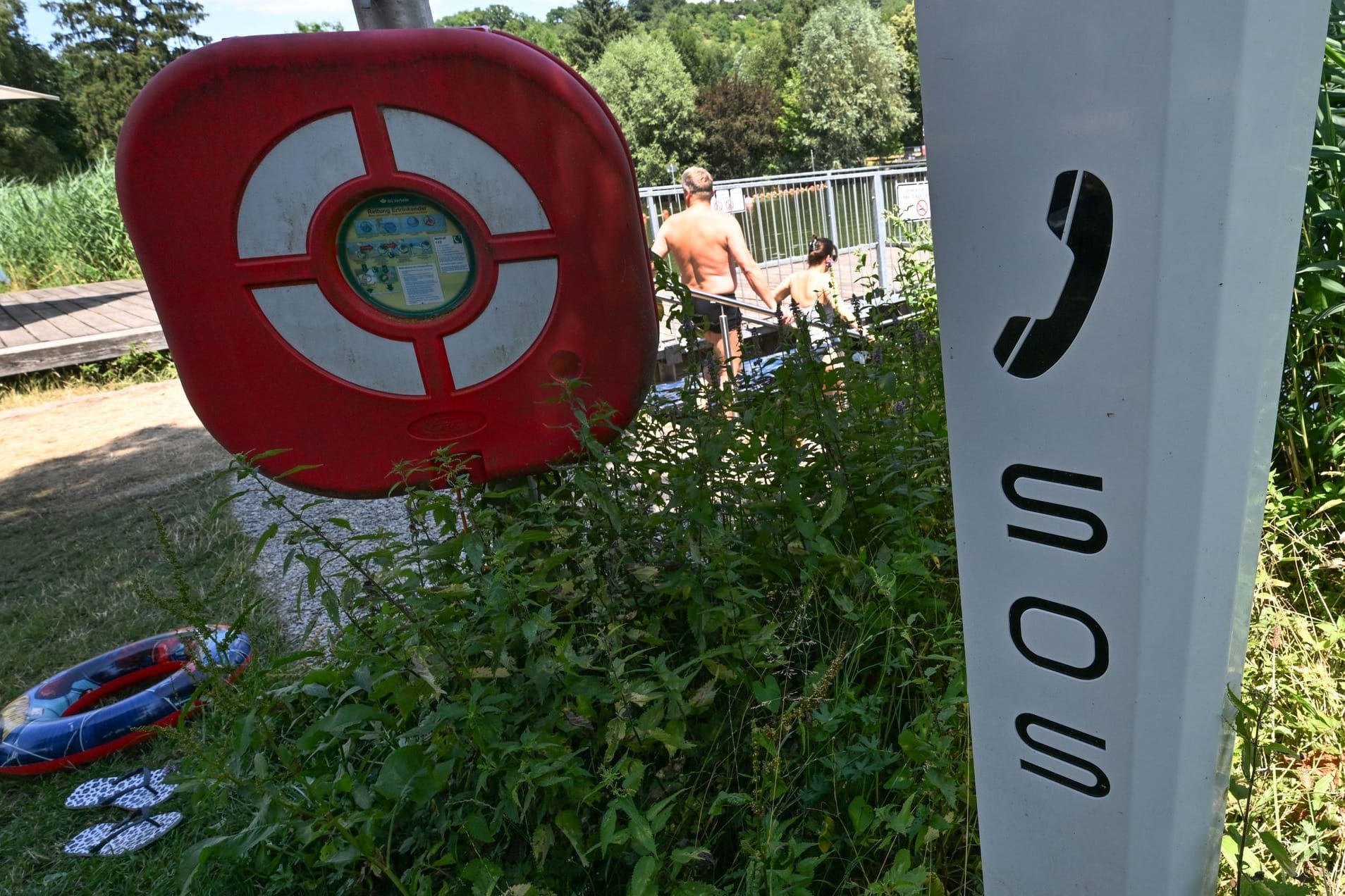 Rettungsring an Badesee
