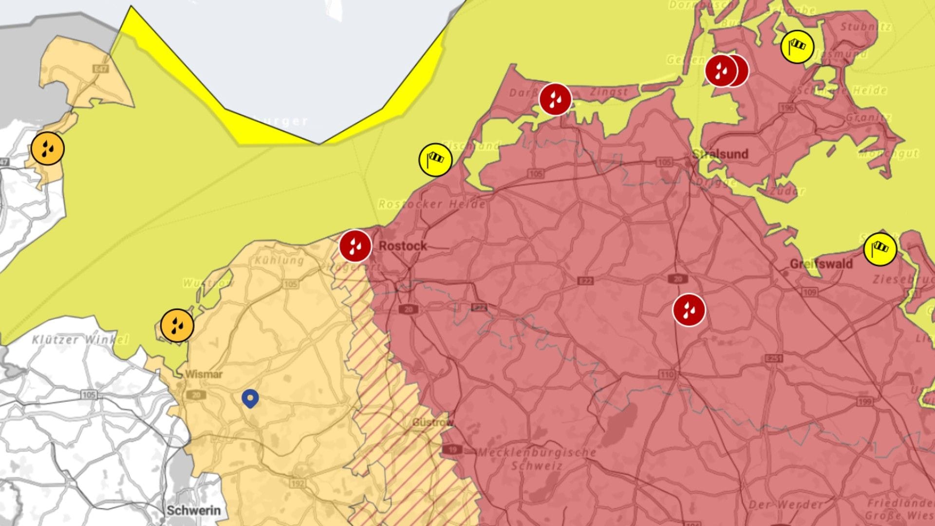 Warnkarte des DWD: An der Küste gilt eine amtliche Warnung von Fehmarn bis Rügen vor Gewitterböen, an den Grenzen zu Polen und Tschechien liegt ein breiter Streifen in einem Gebiet, in dem "extreme" Regenmengen befürchtet werden.