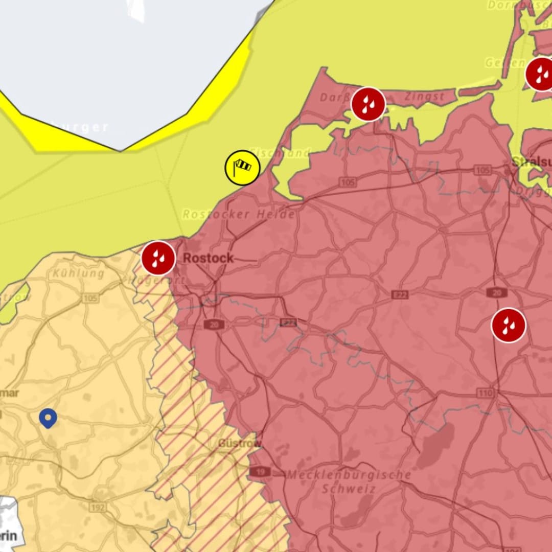 Warnkarte des DWD: An der Küste gilt eine amtliche Warnung von Fehmarn bis Rügen vor Gewitterböen, an den Grenzen zu Polen und Tschechien liegt ein breiter Streifen in einem Gebiet, in dem "extreme" Regenmengen befürchtet werden.