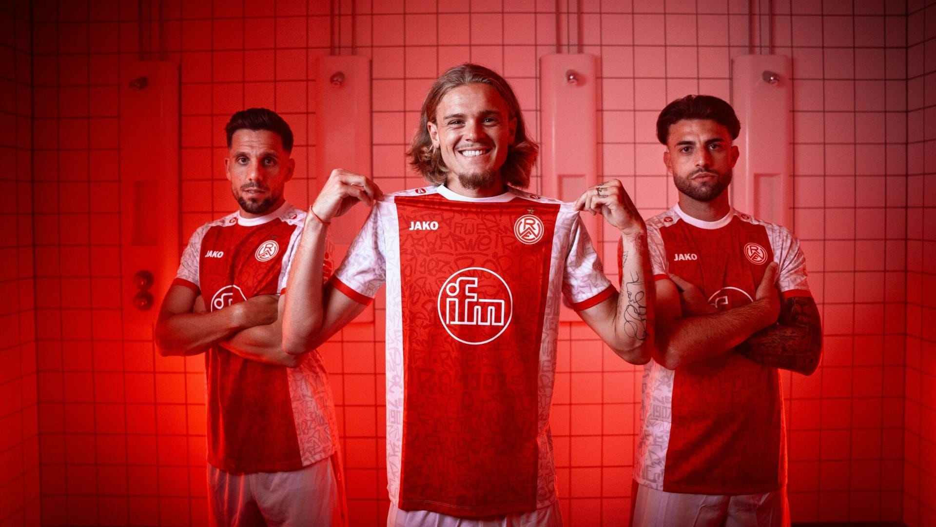 Das neue Trikot von Rot-Weiss Essen: In diesem Hemd laufen die Spieler des Drittligisten in der Saison 2025/26 auf. Das neue Trikot von Rot-Weiss Essen: In diesem Hemd laufen die Spieler des Drittligisten in der Saison 2025/26 auf.