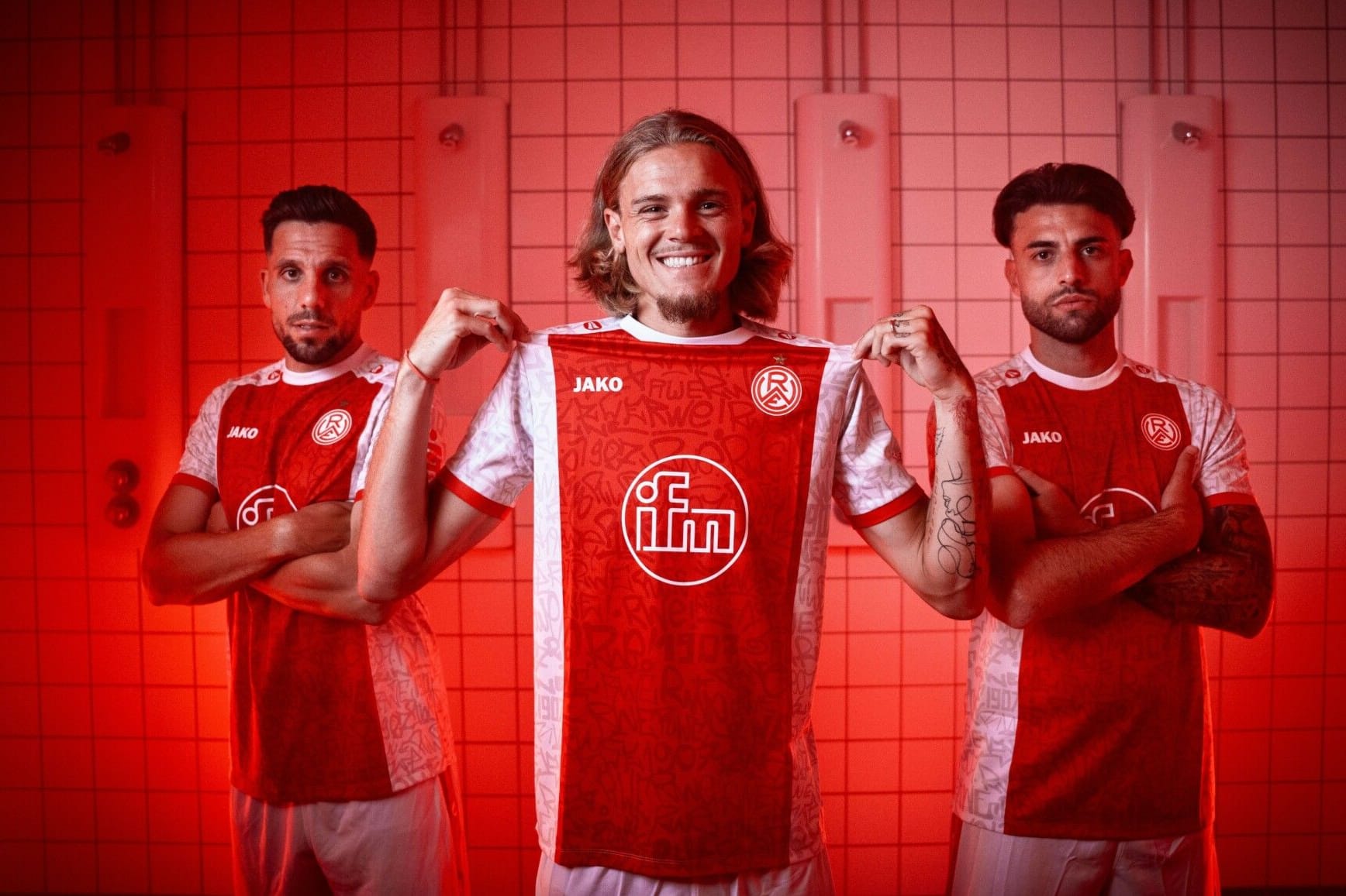 Das neue Trikot von Rot-Weiss Essen: In diesem Hemd laufen die Spieler des Drittligisten in der Saison 2025/26 auf.