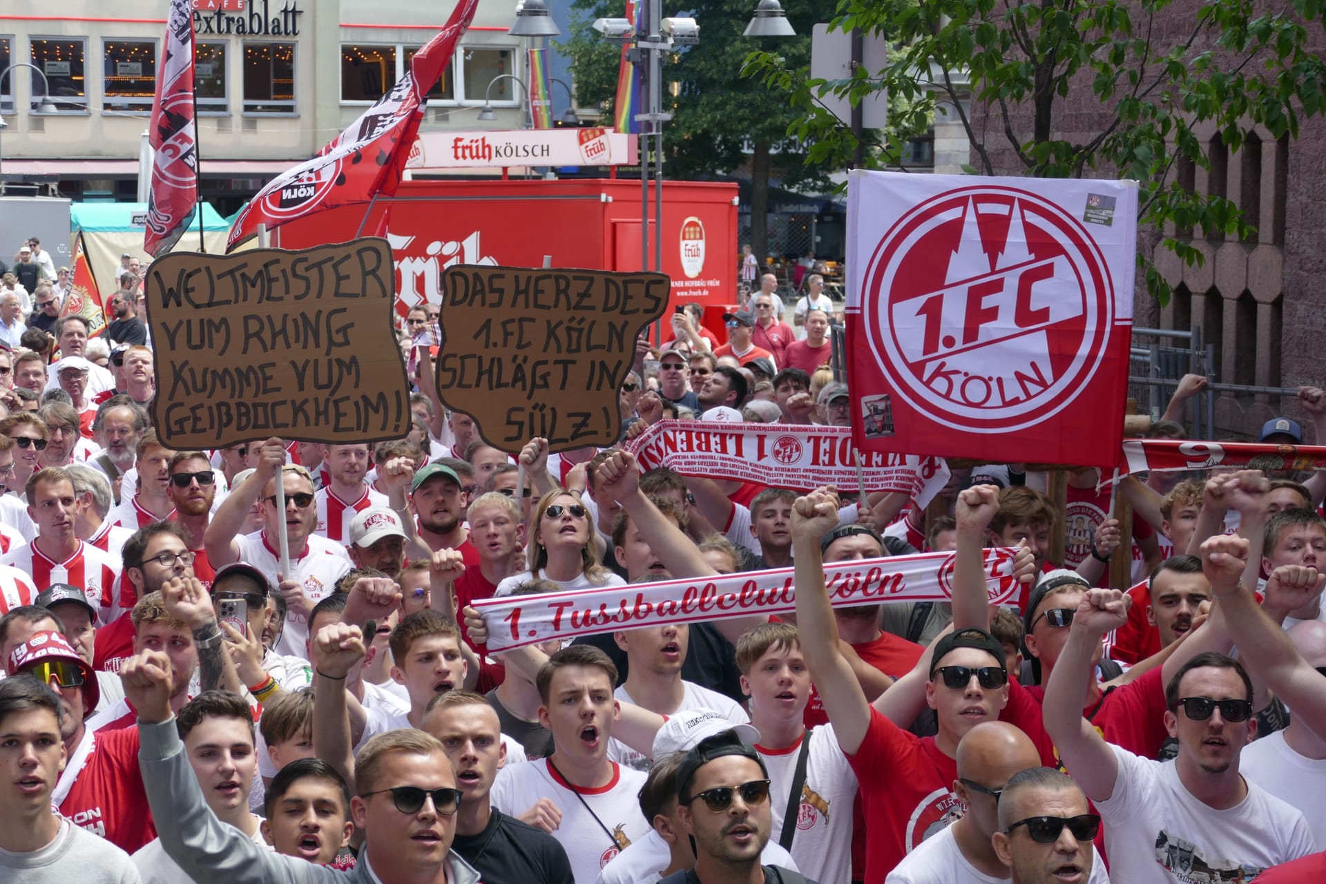 Vor de Rathaus demonstrierten hunderte Fans des 1. FC Köln.