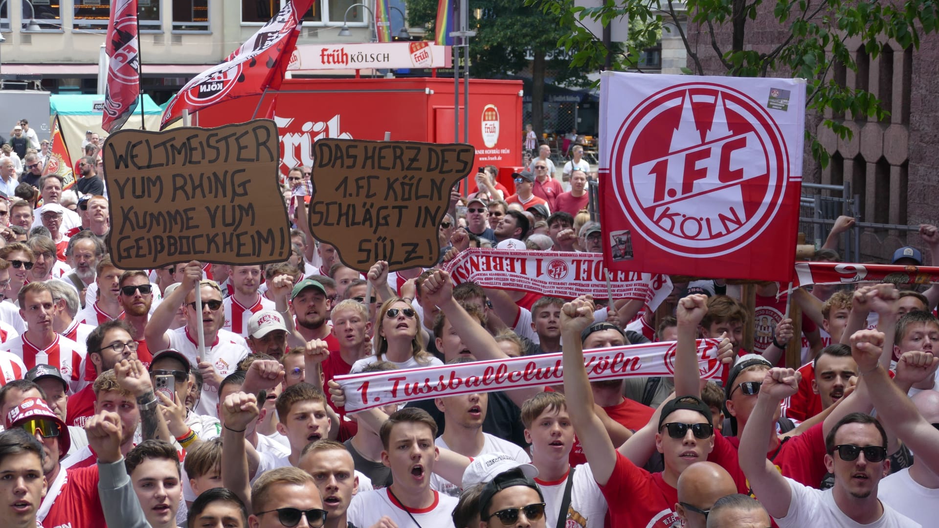 Vor de Rathaus demonstrierten hunderte Fans des 1. FC Köln.