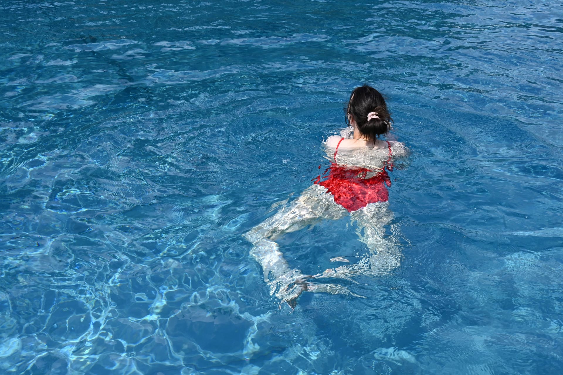 Junge Frau in einem Freibad (Symbolfoto): In NRW hat es zuletzt mehr Vorfälle von sexueller Belästigung im Schwimmbad gegeben.