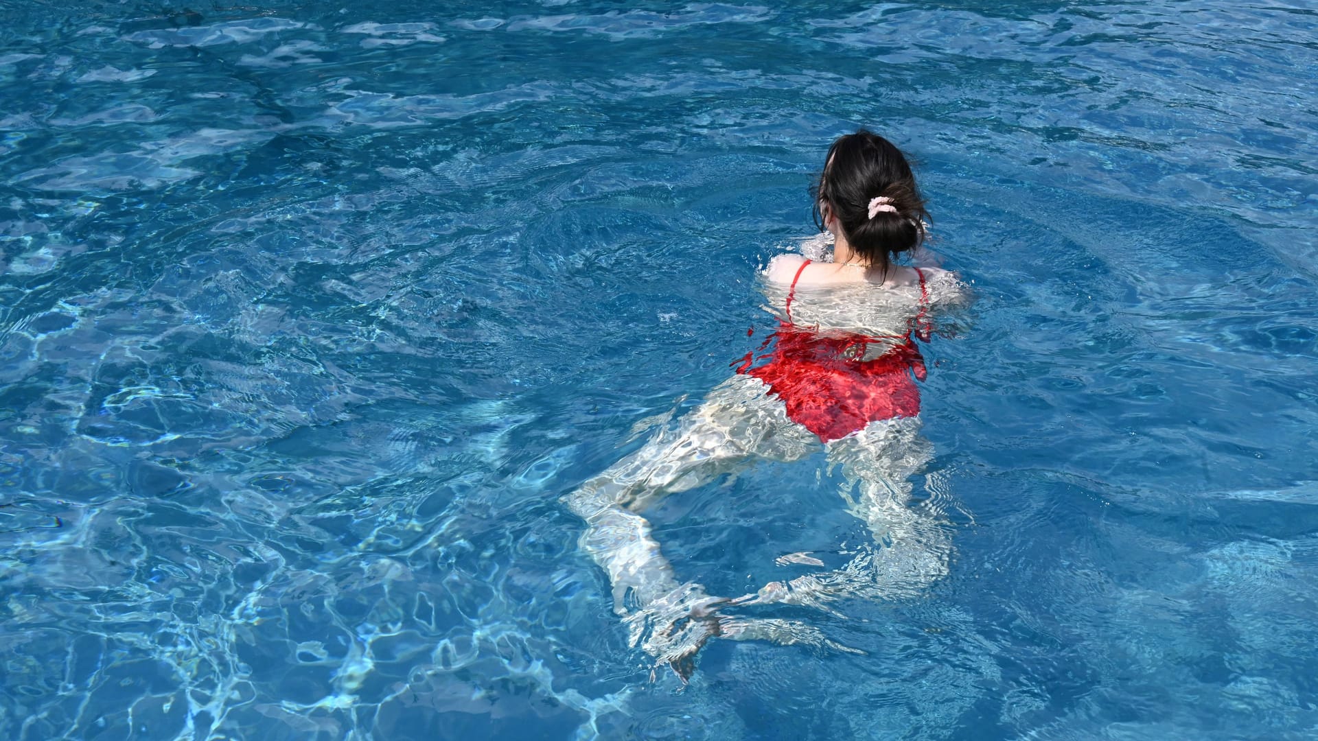 Junge Frau in einem Freibad (Symbolfoto): In NRW hat es zuletzt mehr Vorfälle von sexueller Belästigung im Schwimmbad gegeben.