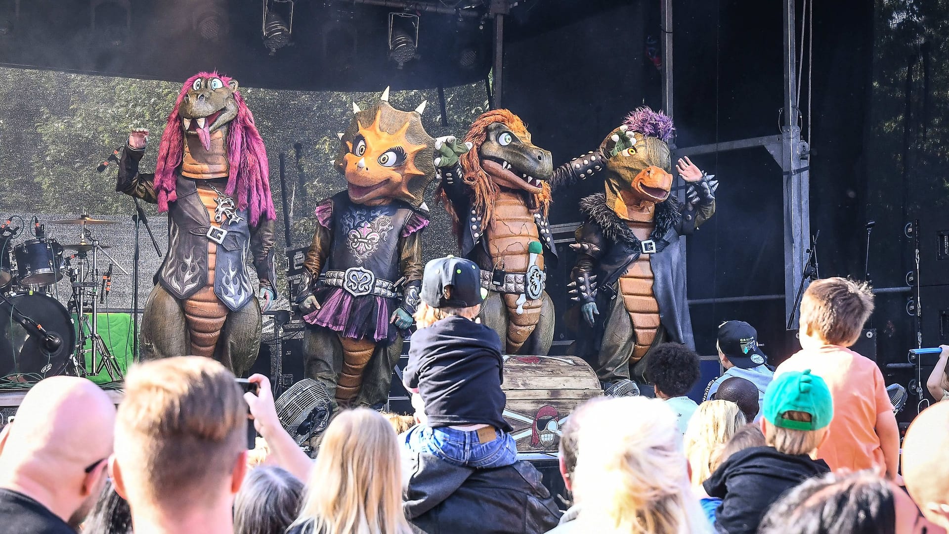 Heavysaurus bei einem Konzert (Archivfoto): Die Dino-Band spielt Metal für Kinder – beim Sommerfestival in Wolfsburg.