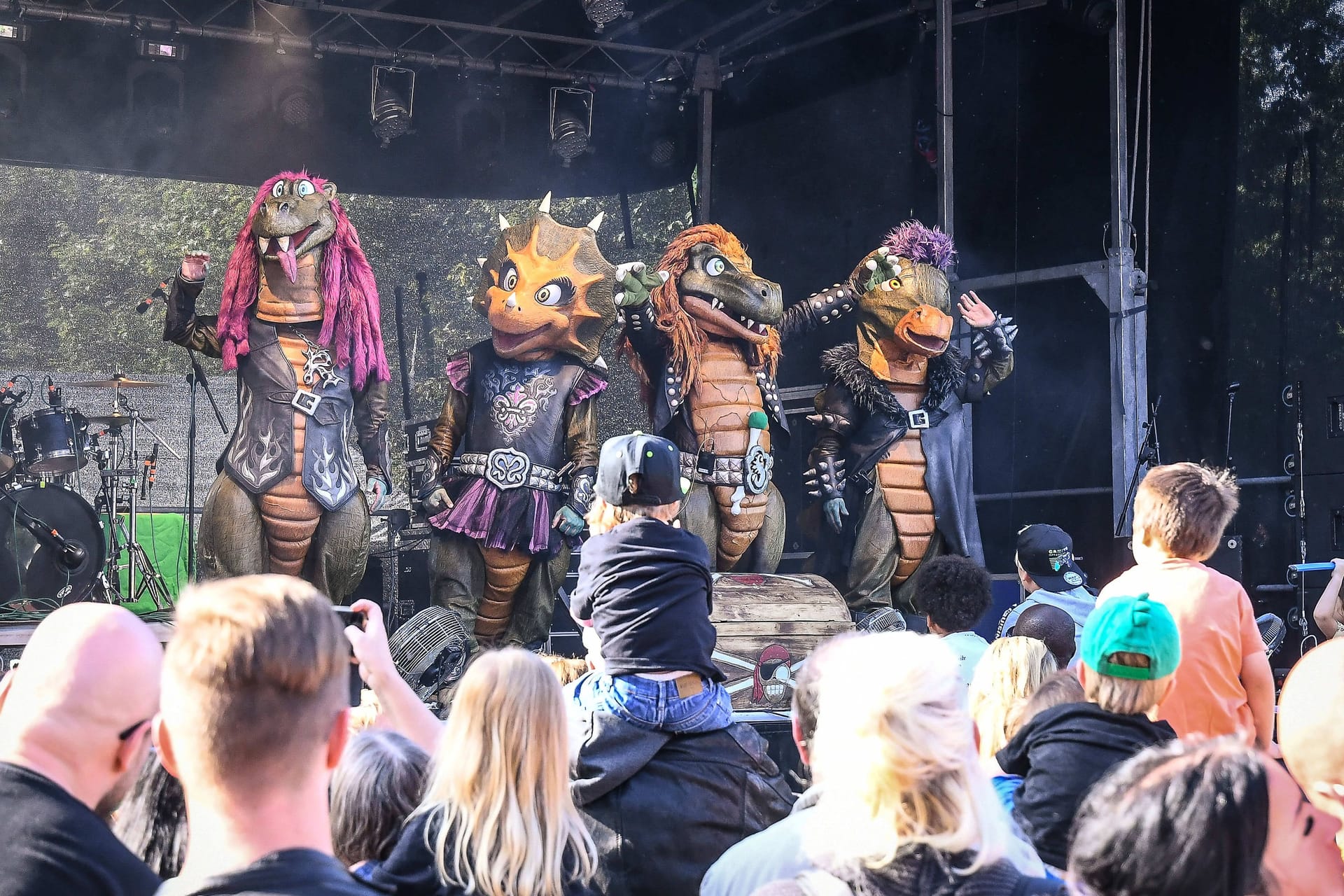 Heavysaurus bei einem Konzert (Archivfoto): Die Dino-Band spielt Metal für Kinder – beim Sommerfestival in Wolfsburg.