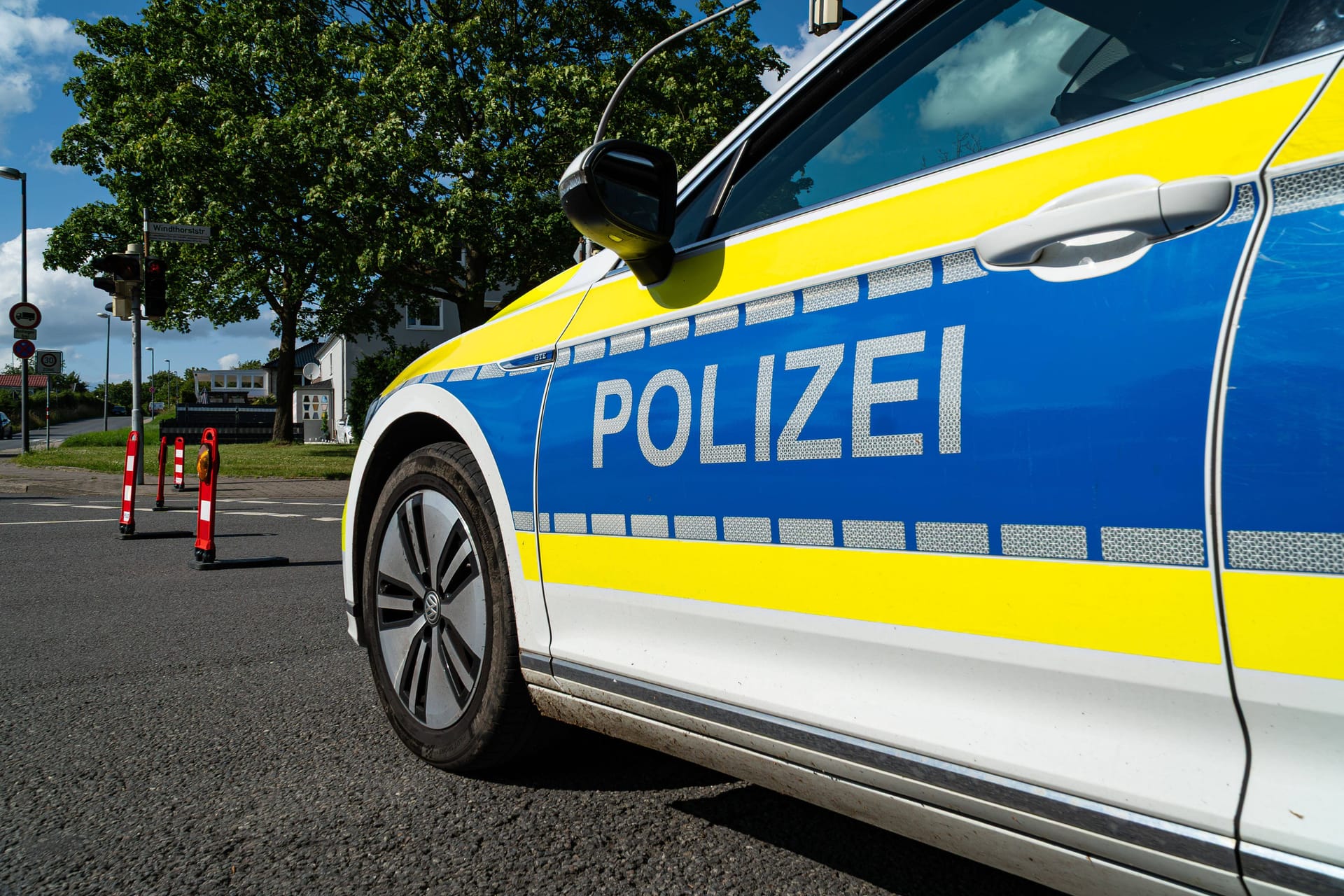Ein Einsatzwagen der Polizei (Symbolbild). Knallgeräusche haben die Beamten in der Nacht beschäftigt.