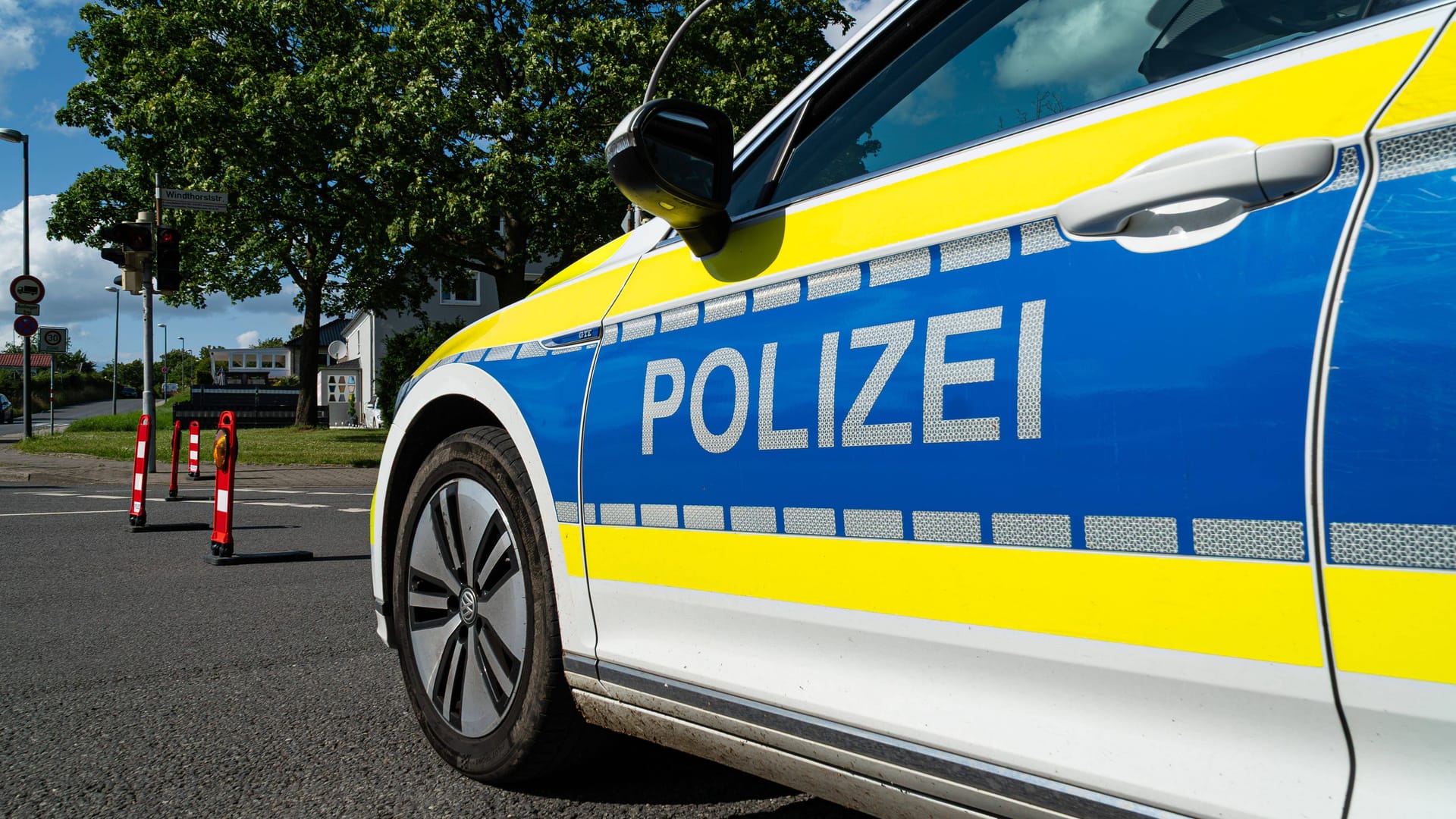 Ein Einsatzwagen der Polizei (Symbolbild). Knallgeräusche haben die Beamten in der Nacht beschäftigt.