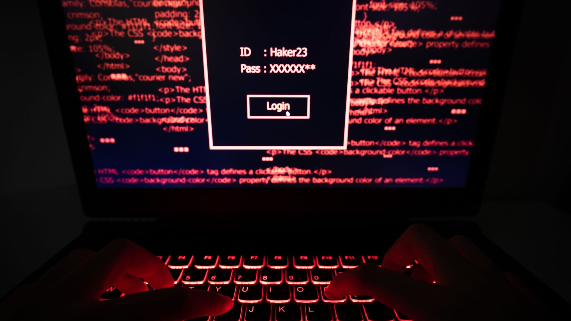 Hacker nutzt Laptop im Dark Web
