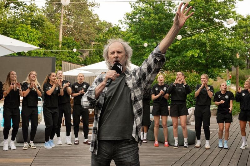 Schlagerstar Wolfgang Petry singt mit den Spielerinnen der Frauen-Nationalmannschaft im Trainingslager: Petry stimmte mit seinem Besuch die Fußballerinnen auf die EM in der Schweiz ein.