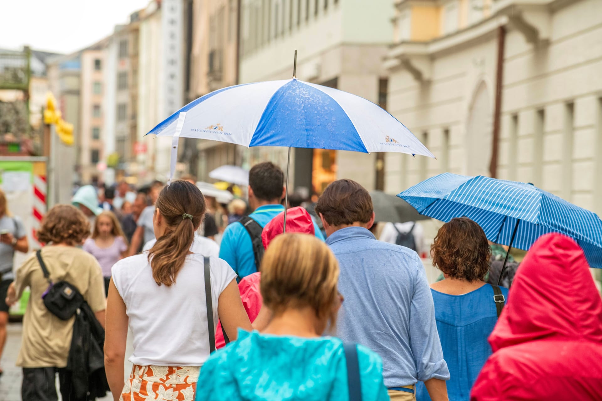 Passanten mit Regenschirmen in der Münchner Innenstadt (Archivbild): Vor allem am Freitagvormittag kann es nass werden. Passanten mit Regenschirmen in der Münchner Innenstadt (Archivbild): Vor allem am Freitagvormittag kann es nass werden.
