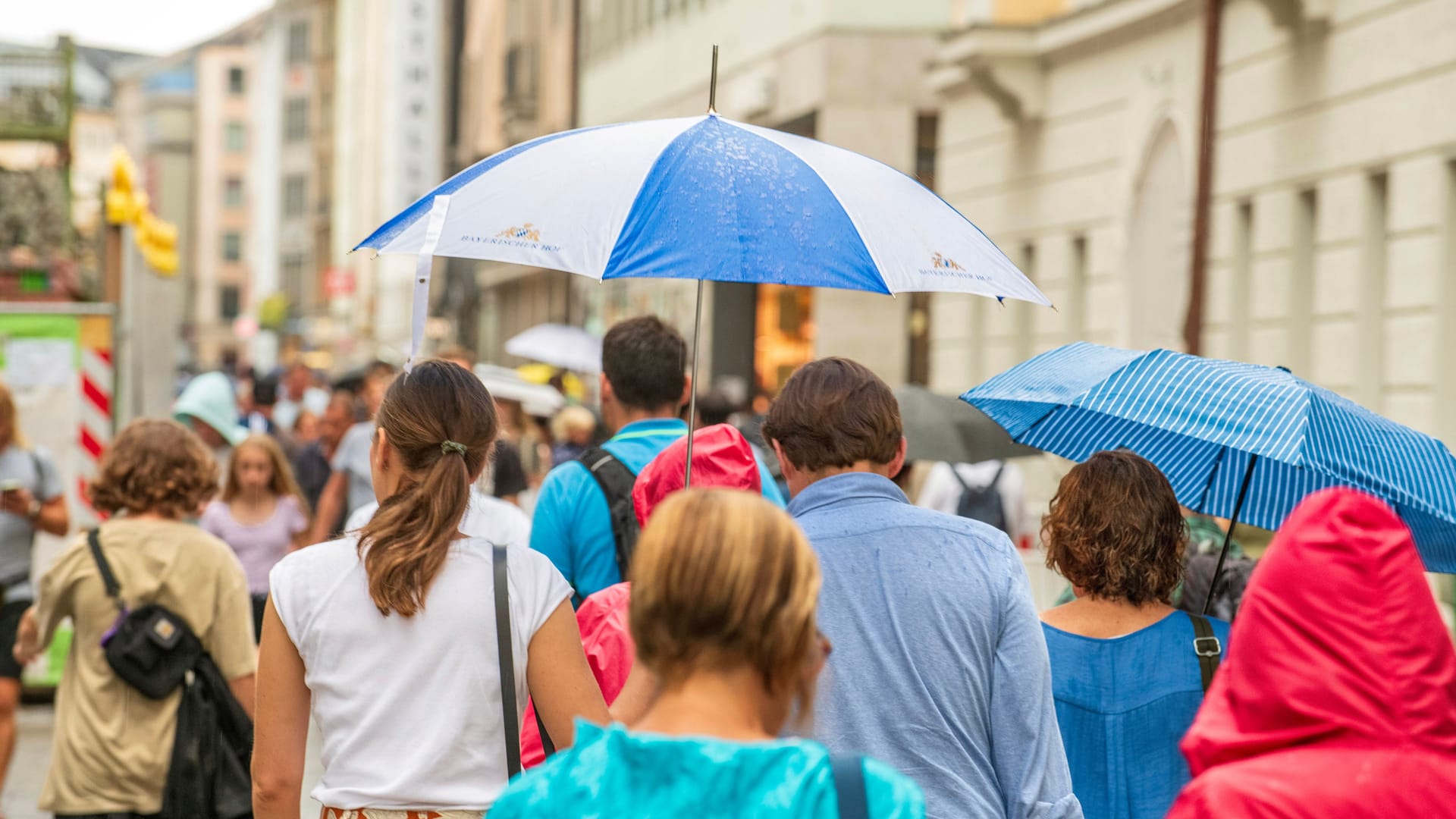 Passanten mit Regenschirmen in der Münchner Innenstadt (Archivbild): Vor allem am Freitagvormittag kann es nass werden.