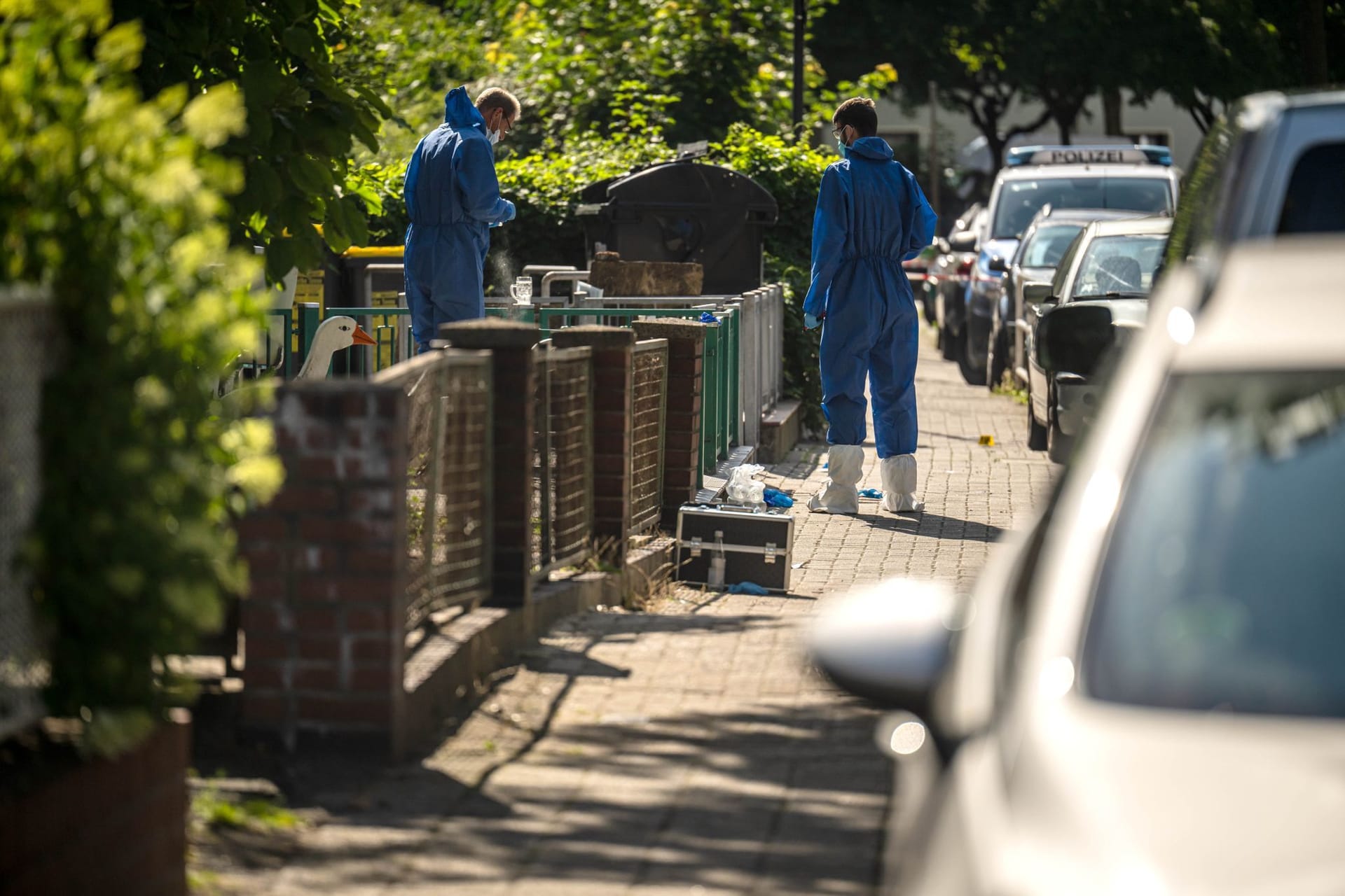 Spurensicherung am Tatort: In einem Busch steckte eine Messerklinge.
