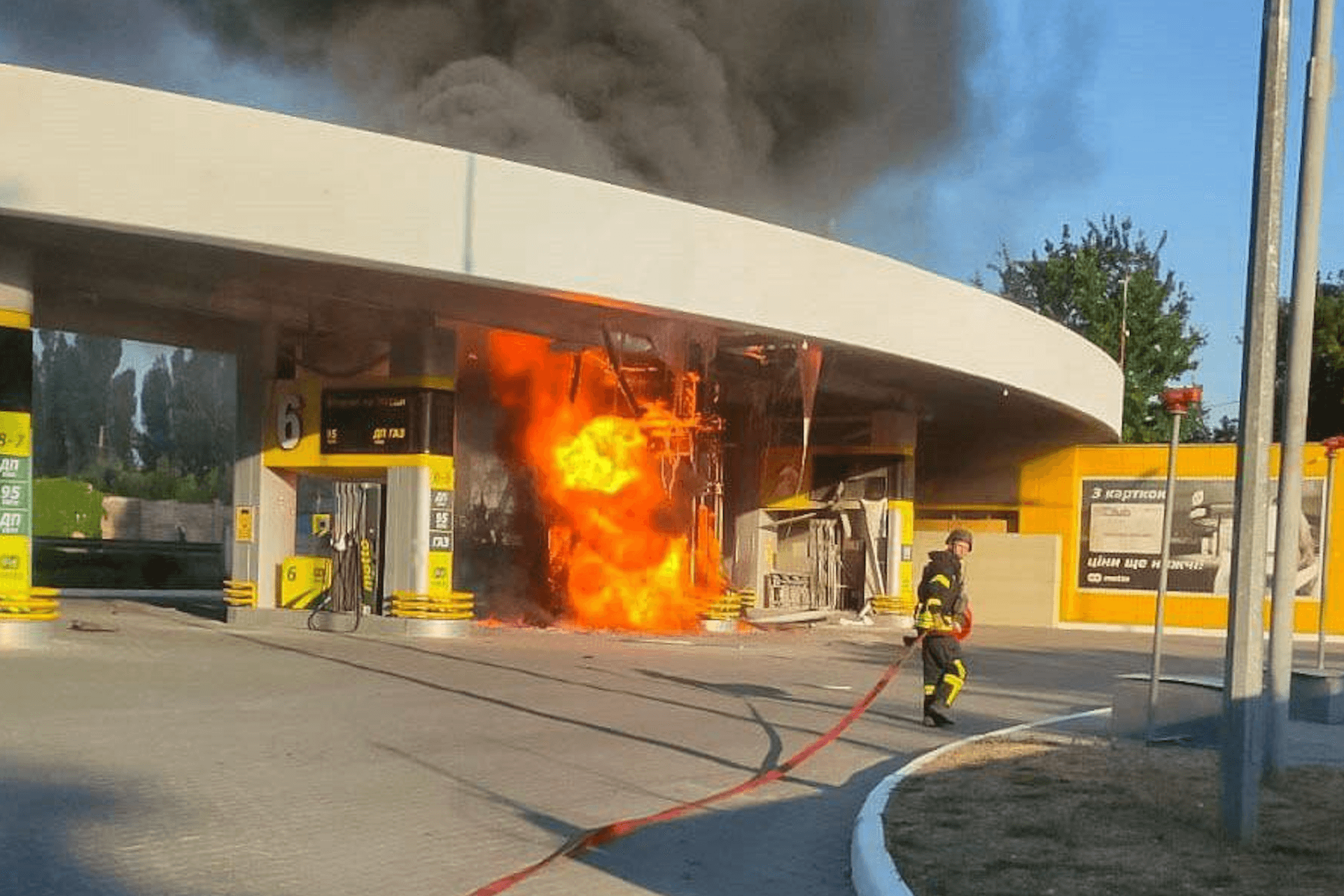 Eine Tankstelle brennt nach einem russischen Drohnenangriff. Eine Tankstelle brennt nach einem russischen Drohnenangriff.