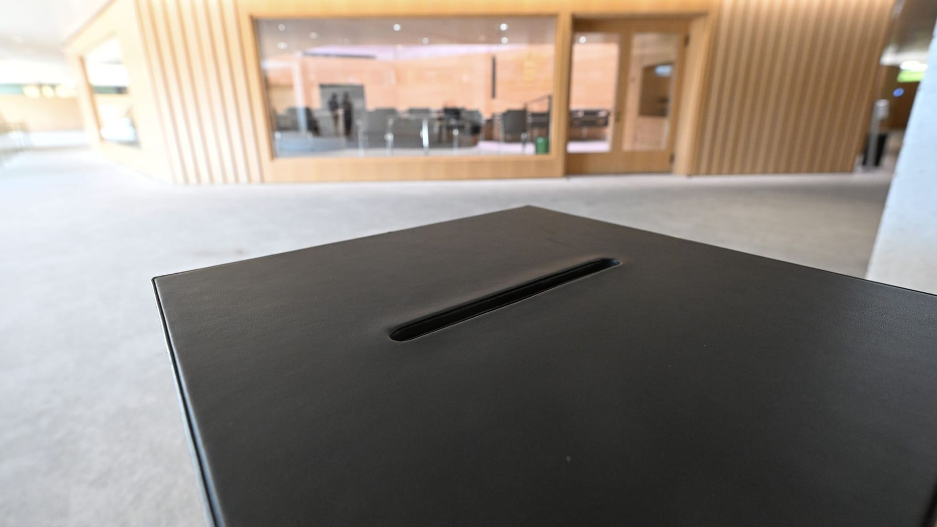 Skandal im Landtag: Hakenkreuz auf Stimmzettel geschmiert Skandal im Landtag: Hakenkreuz auf Stimmzettel geschmiert