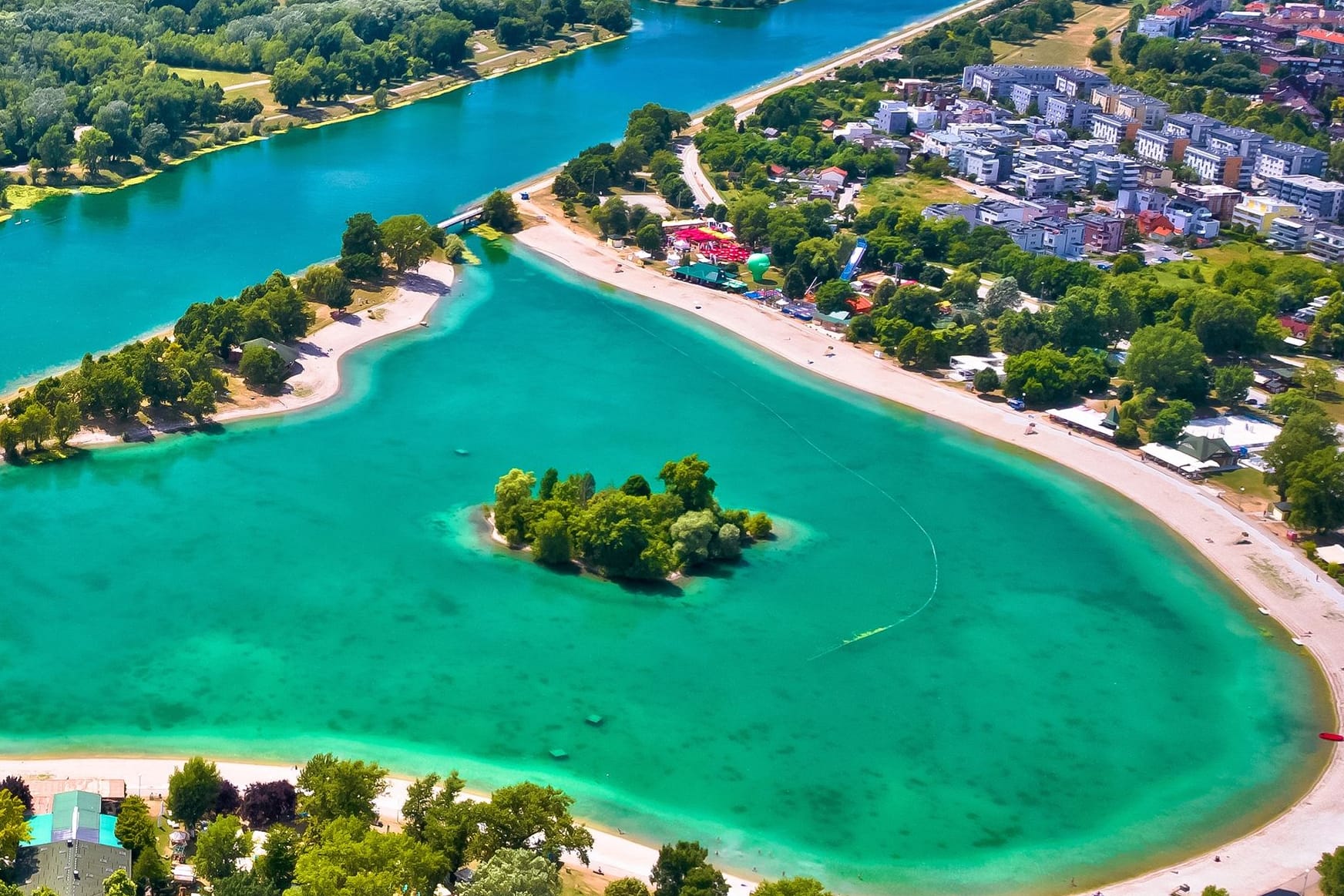 Der Jarun-See in Zagreb (Archivbild): Im Sommer ist der Strand eine echte Oase mitten in der kroatischen Metropole – und direkt ab Hamburg zu erreichen.