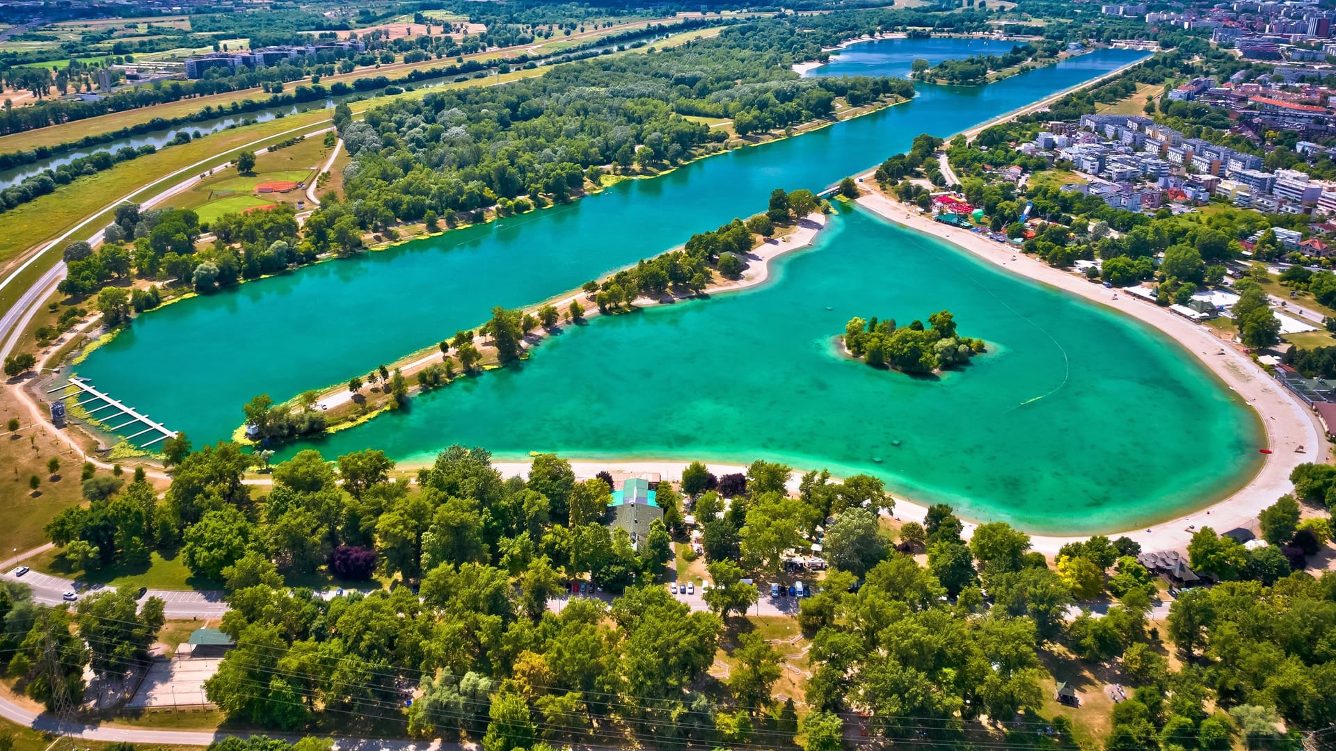 Der Jarun-See in Zagreb (Archivbild): Im Sommer ist der Strand eine echte Oase mitten in der kroatischen Metropole – und direkt ab Hamburg zu erreichen.