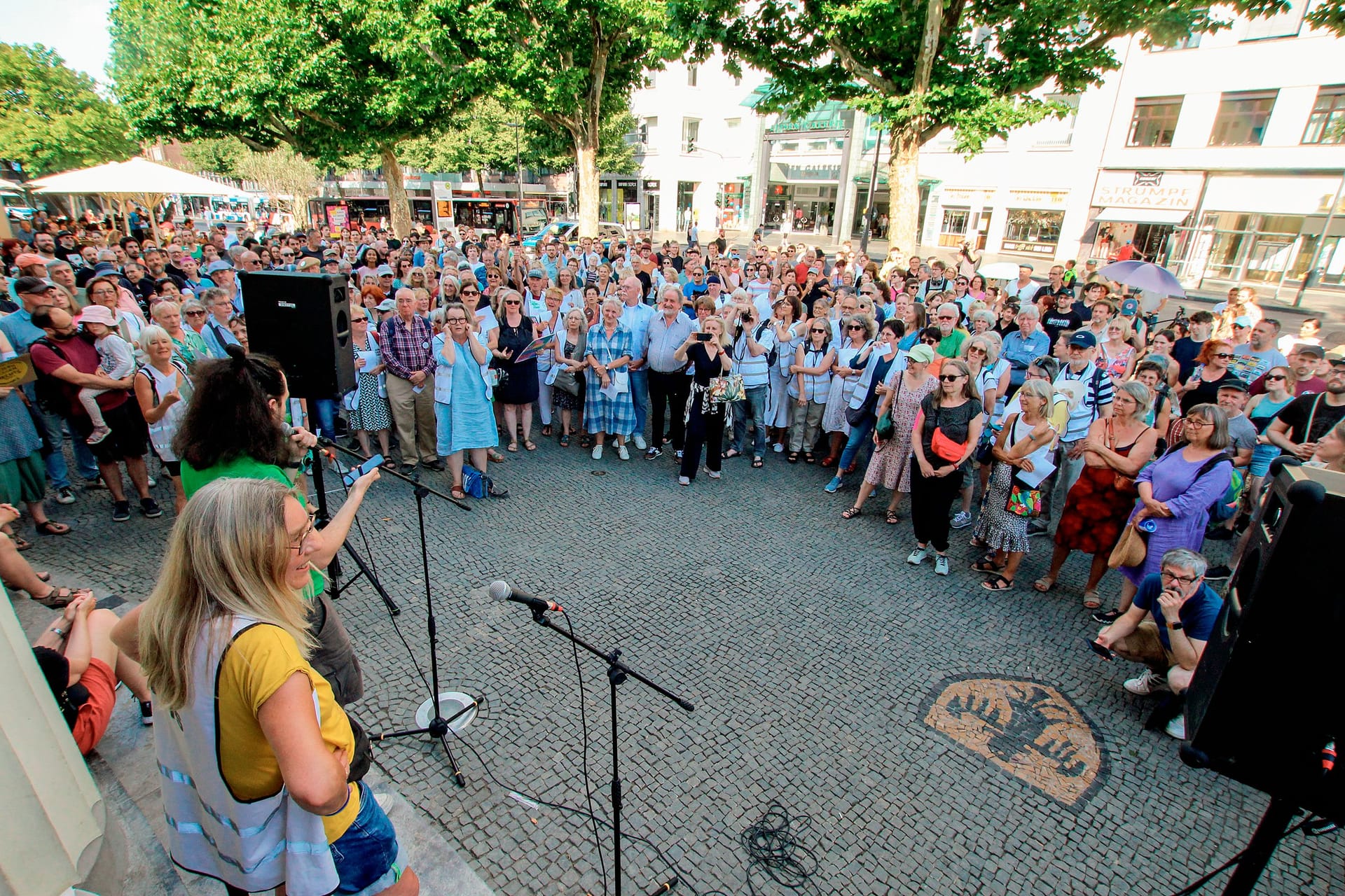 Kundgebung am Elisenbrunnen: Kurz nach dem Anschlag solidarisierten sich Hunderte Menschen mit dem Restaurant.