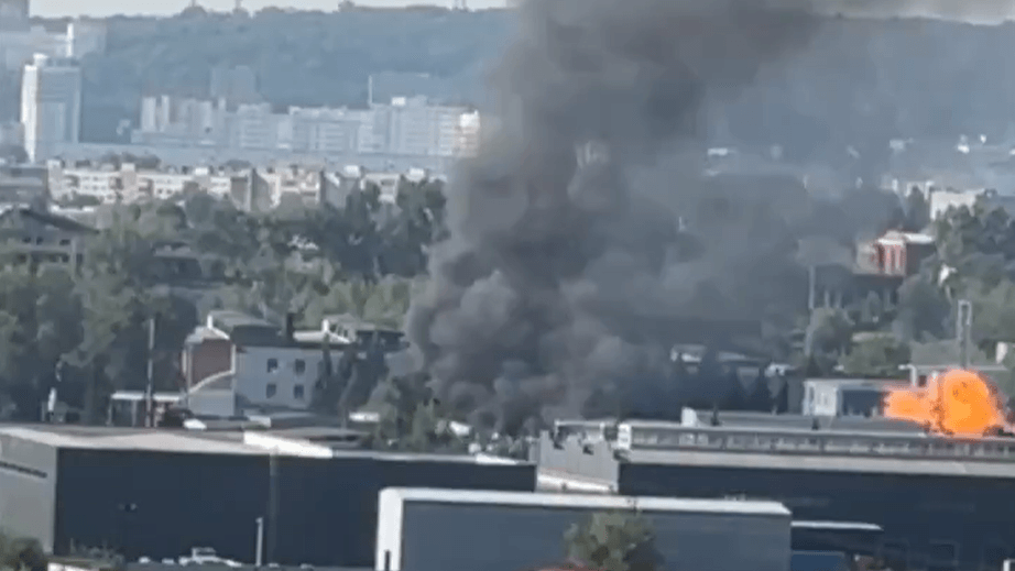 Drohnenangriff auf eine Fabrik im russischen Penza: Die Attacke löste ein Feuer aus.
