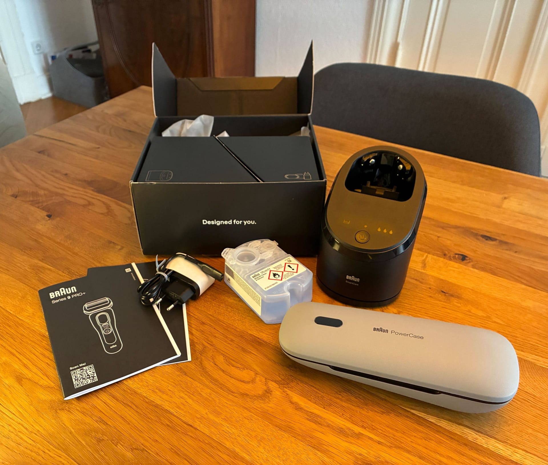 Ausgepackt: Im Paket waren das Ladecase (mit Rasierer darin), die Reinigungsstation samt Reinigungsmittel, die verständlich gestaltete Anleitung und das Ladekabel.
