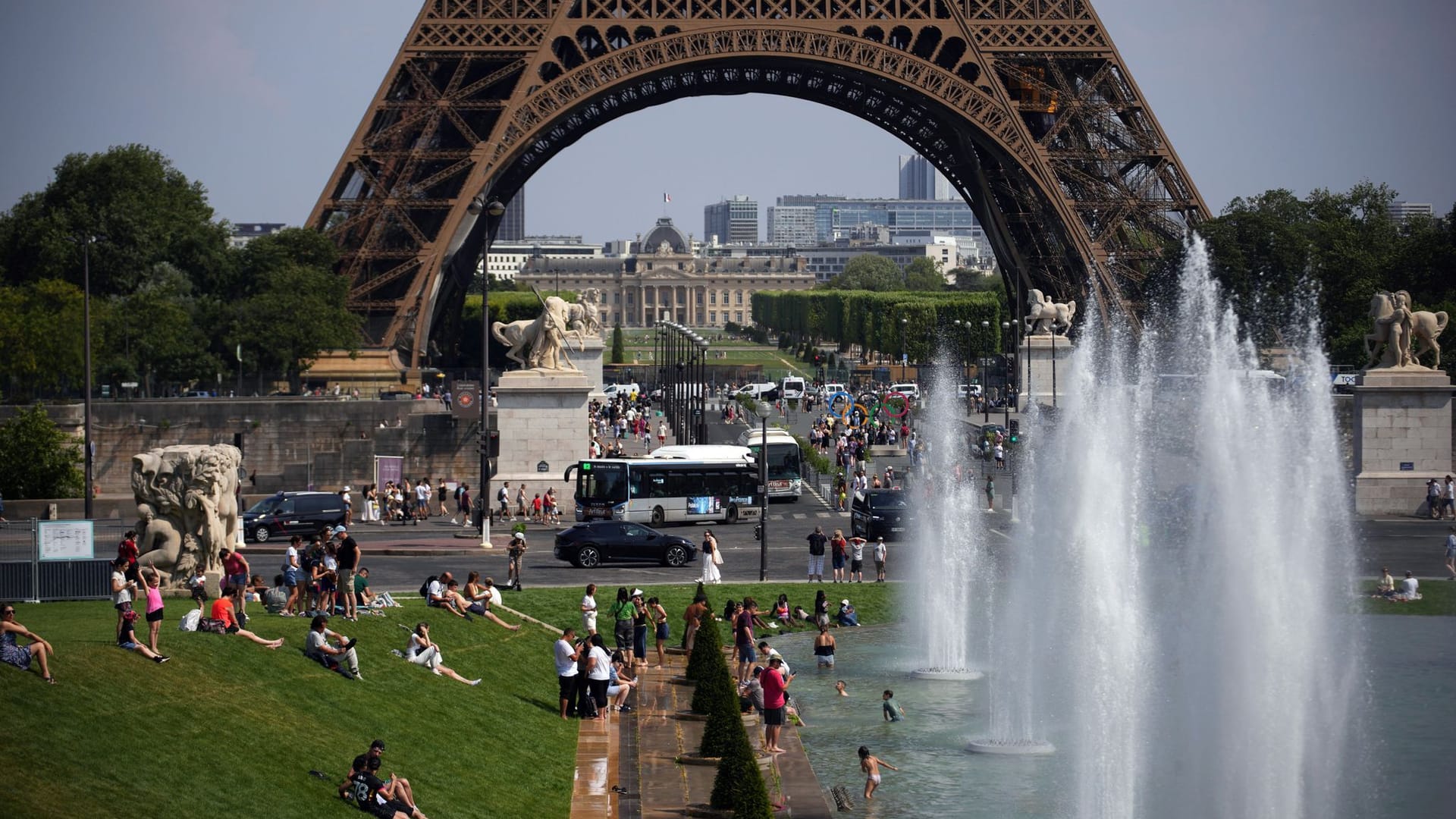 Springbrunnen am Eiffelturm in Paris: Kommende Woche dürfte es wieder heiß werden.
