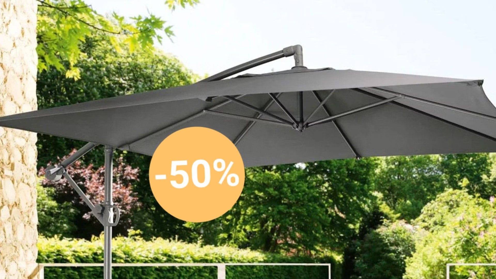 Bei Lidl ist heute ein großer Ampelschirm von Livarno home reduziert im Angebot.