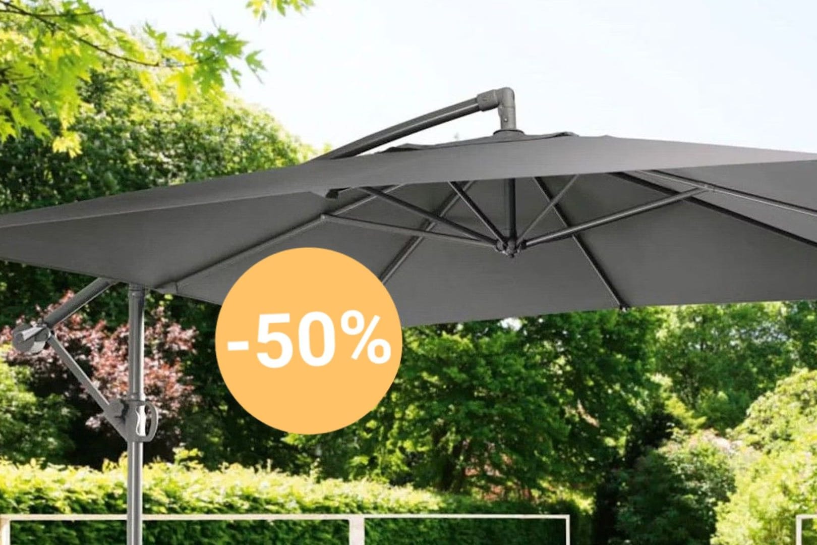 Bei Lidl ist heute ein großer Ampelschirm von Livarno home reduziert im Angebot.