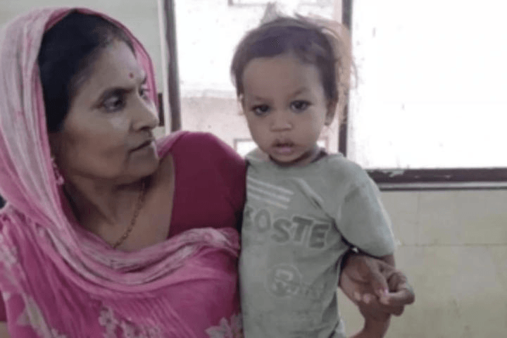 Der kleine Govinda mit seiner Mutter: Er überlebte eine Attacke einer Schlange – indem er selbst zubiss.