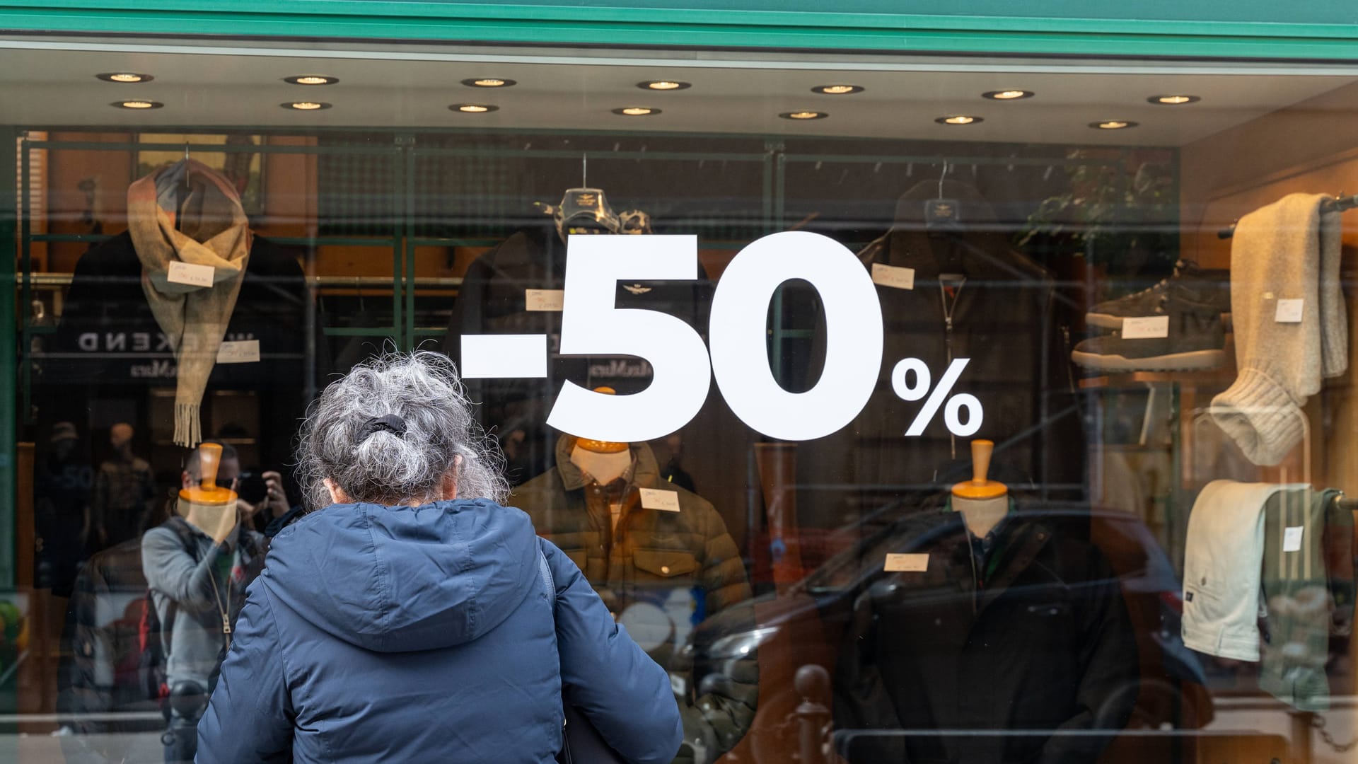 Eine Frau steht vor dem Schaufenster eines Bekleidungsgeschäfts (Symbolbild): Besonders die Textilbranche leidet unter Umsatzrückgängen Eine Frau steht vor dem Schaufenster eines Bekleidungsgeschäfts (Symbolbild): Besonders die Textilbranche leidet unter Umsatzrückgängen