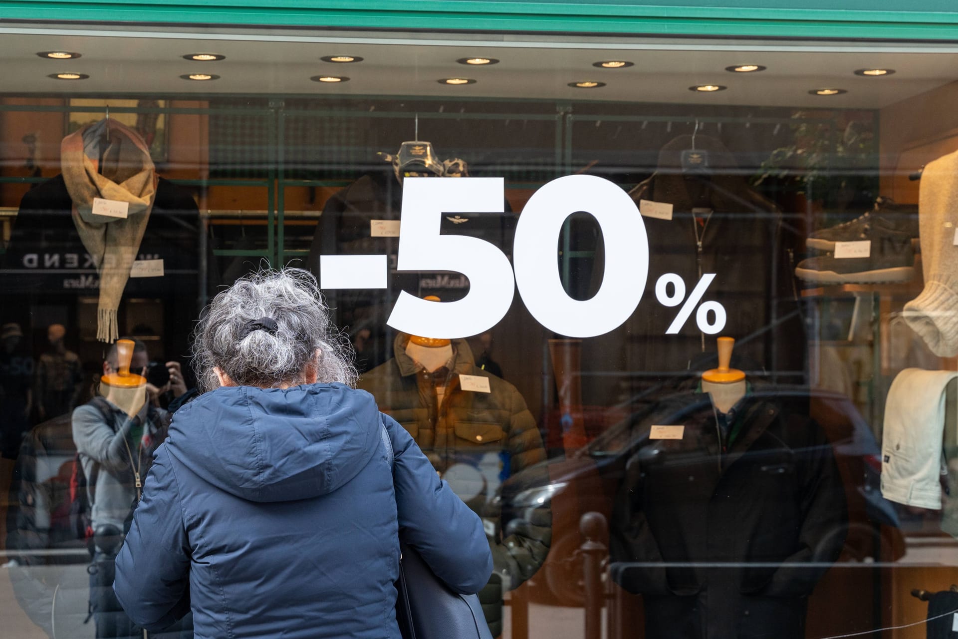 Eine Frau steht vor dem Schaufenster eines Bekleidungsgeschäfts (Symbolbild): Besonders die Textilbranche leidet unter Umsatzrückgängen Eine Frau steht vor dem Schaufenster eines Bekleidungsgeschäfts (Symbolbild): Besonders die Textilbranche leidet unter Umsatzrückgängen